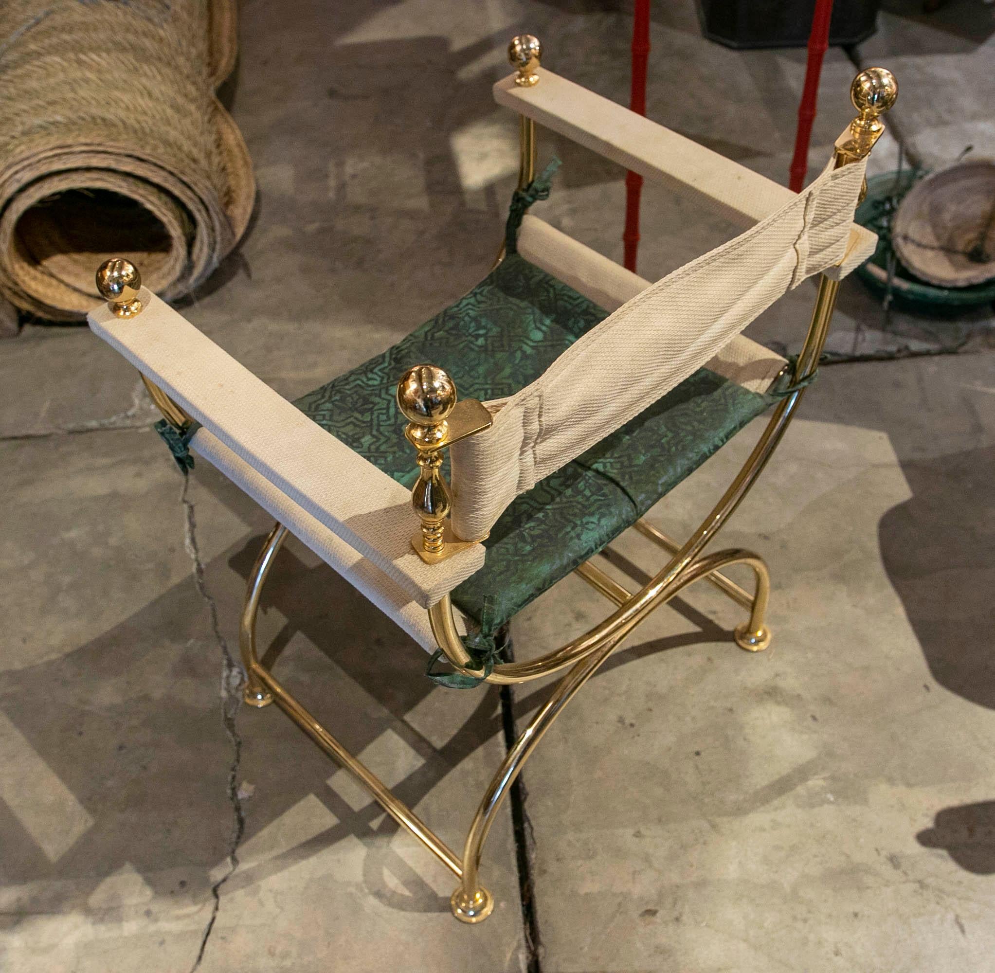 Juego de cuatro sillones de latón con asiento y respaldo de tela, años 70 en venta 10
