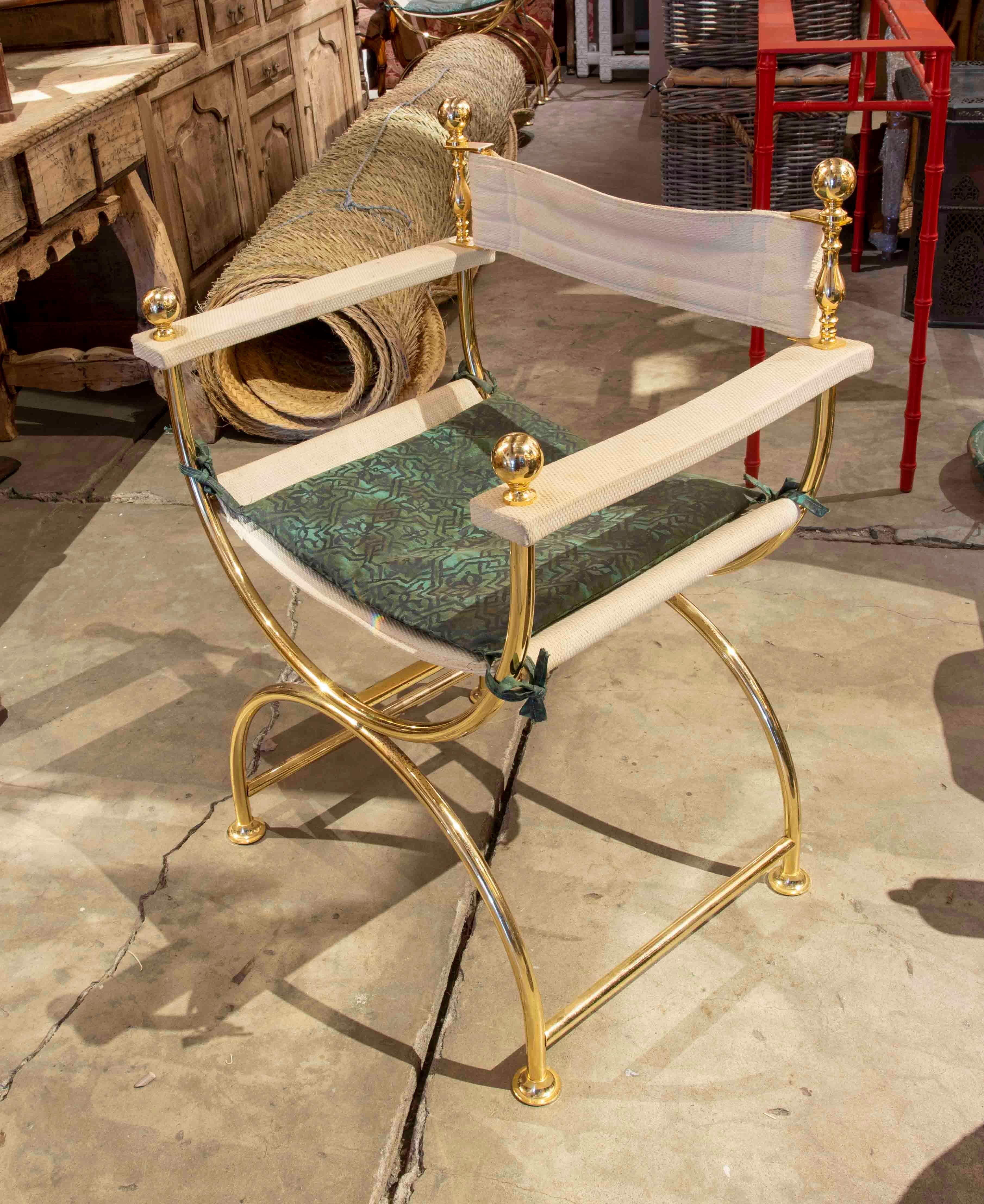 20ième siècle Ensemble de quatre fauteuils en laiton des années 1970 avec assise et dossier en tissu en vente