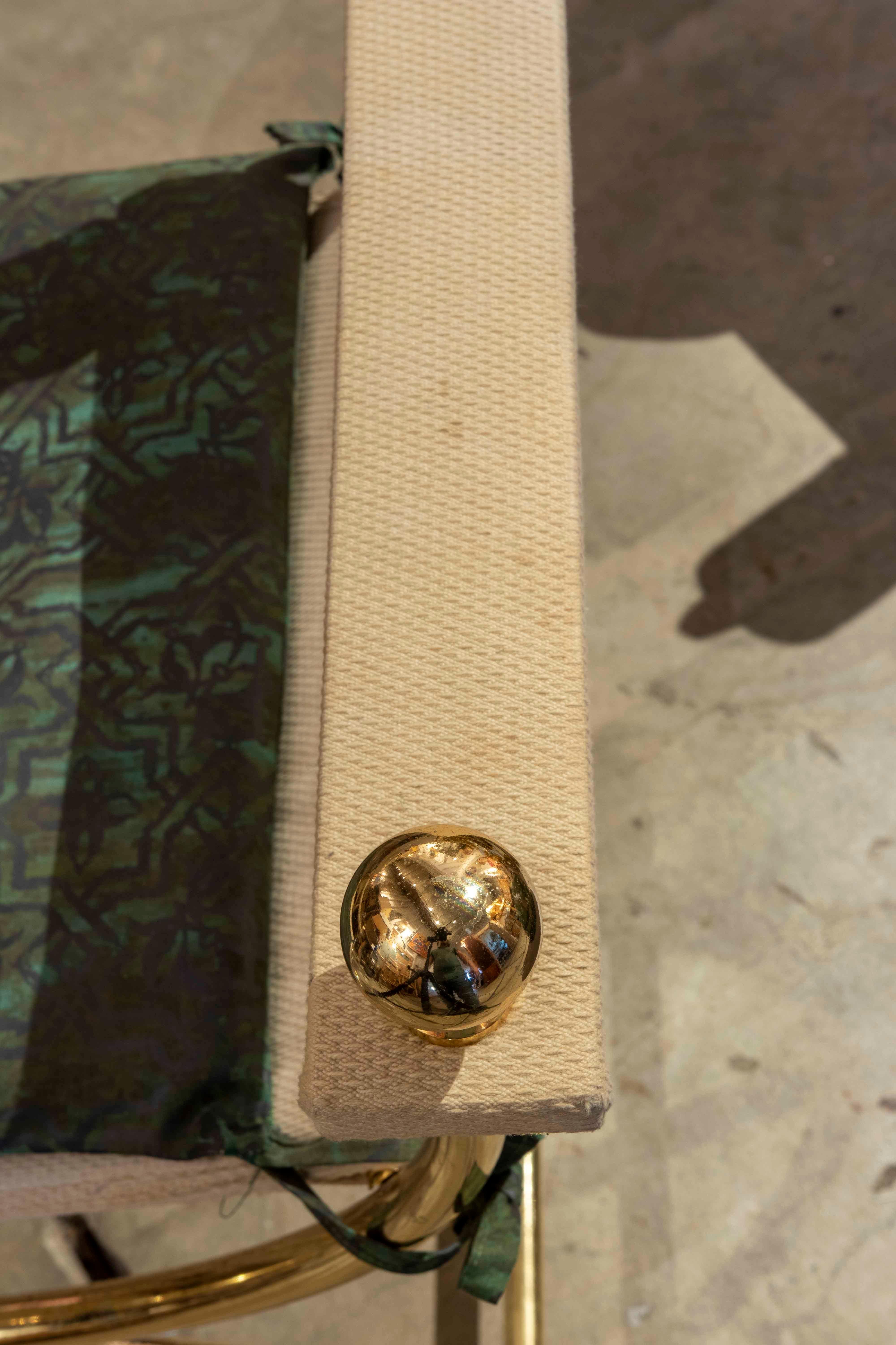 Juego de cuatro sillones de latón con asiento y respaldo de tela, años 70 en venta 3