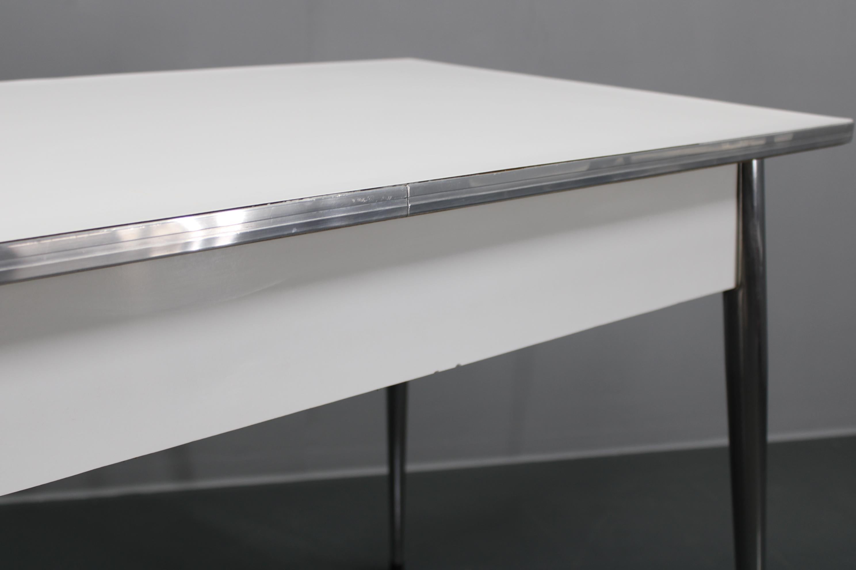 1970 Ensemble de quatre chaises et table de salle à manger, Italie en vente 4