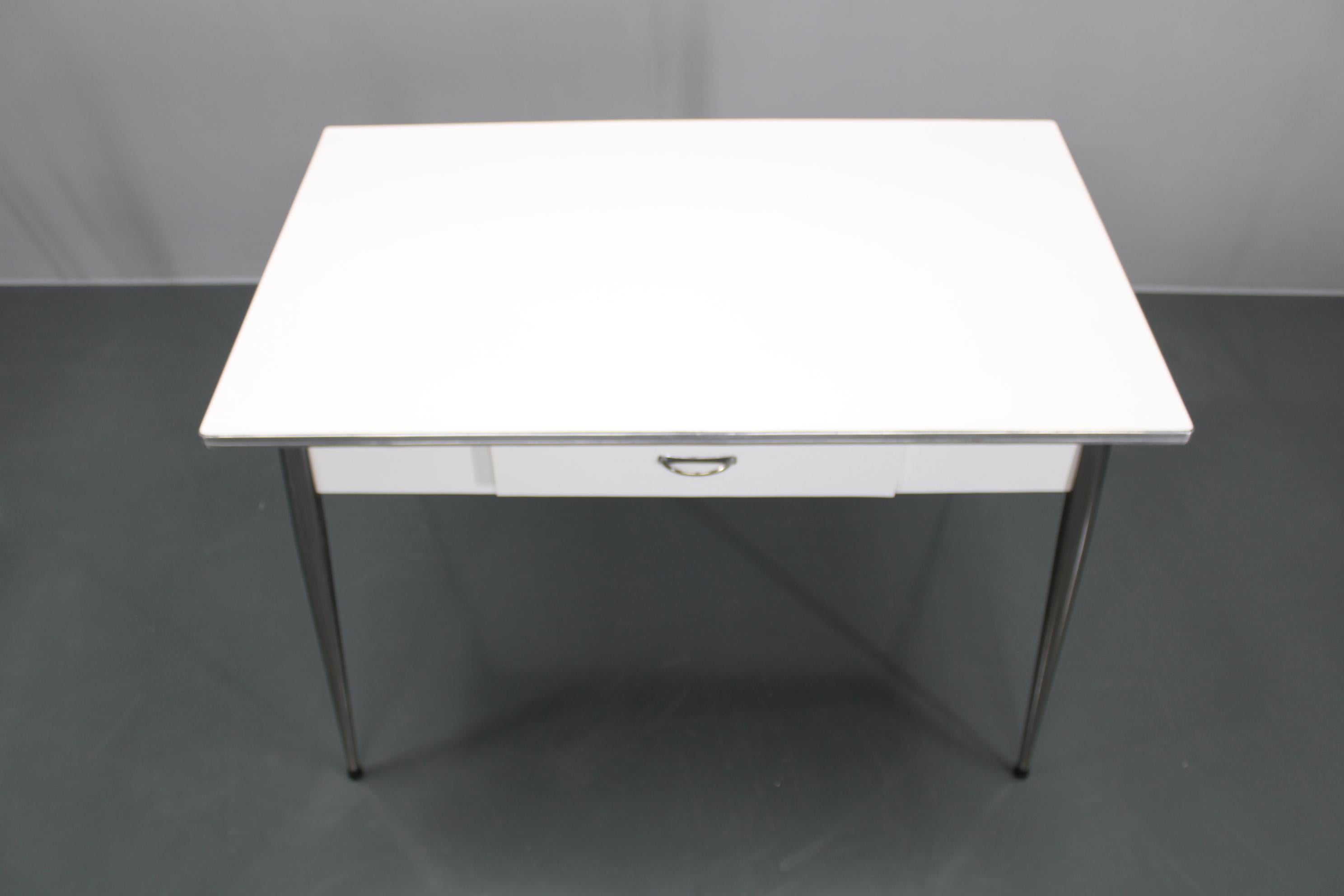 1970 Ensemble de quatre chaises et table de salle à manger, Italie en vente 5