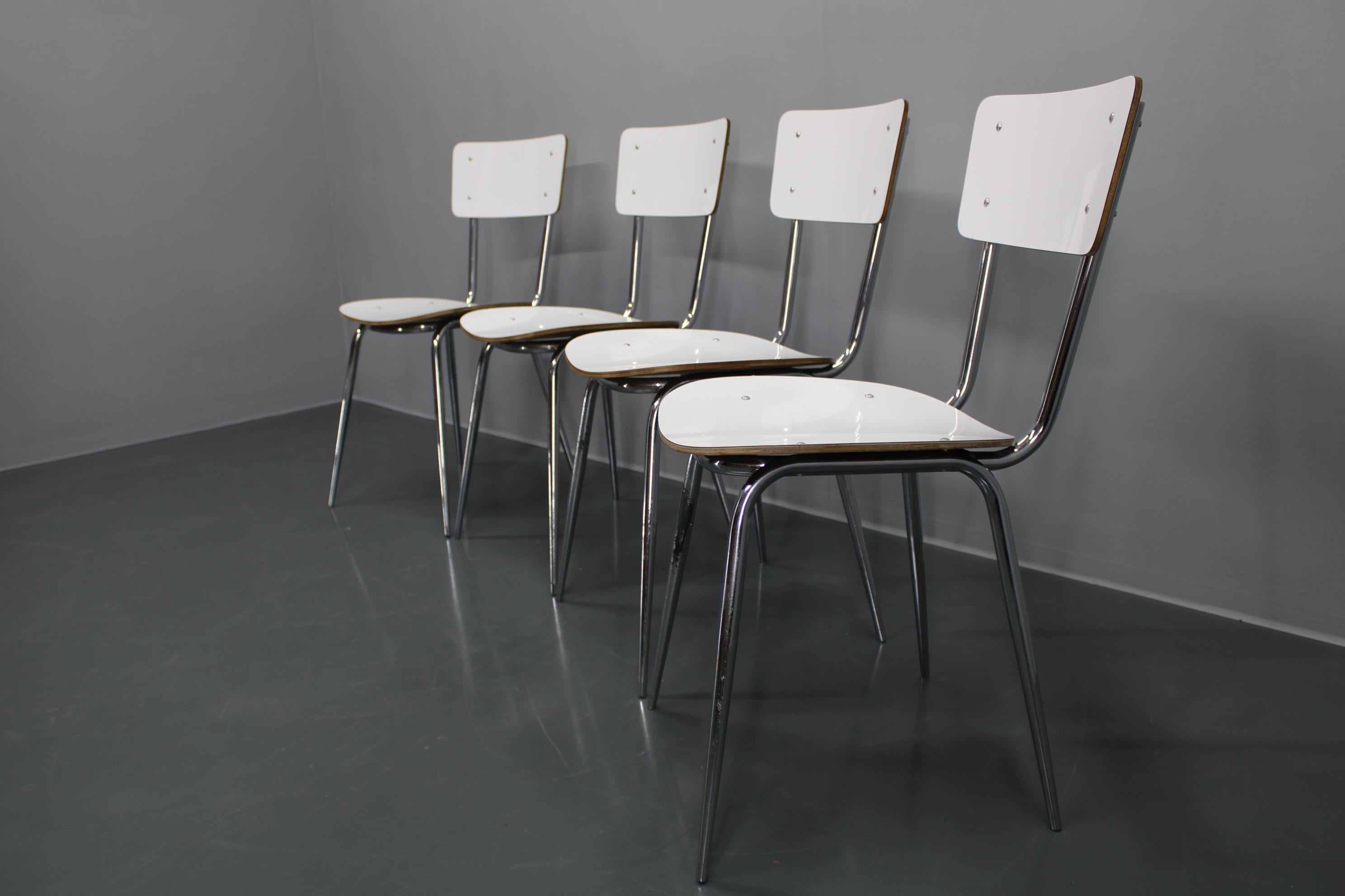 1970 Ensemble de quatre chaises et table de salle à manger, Italie en vente 6