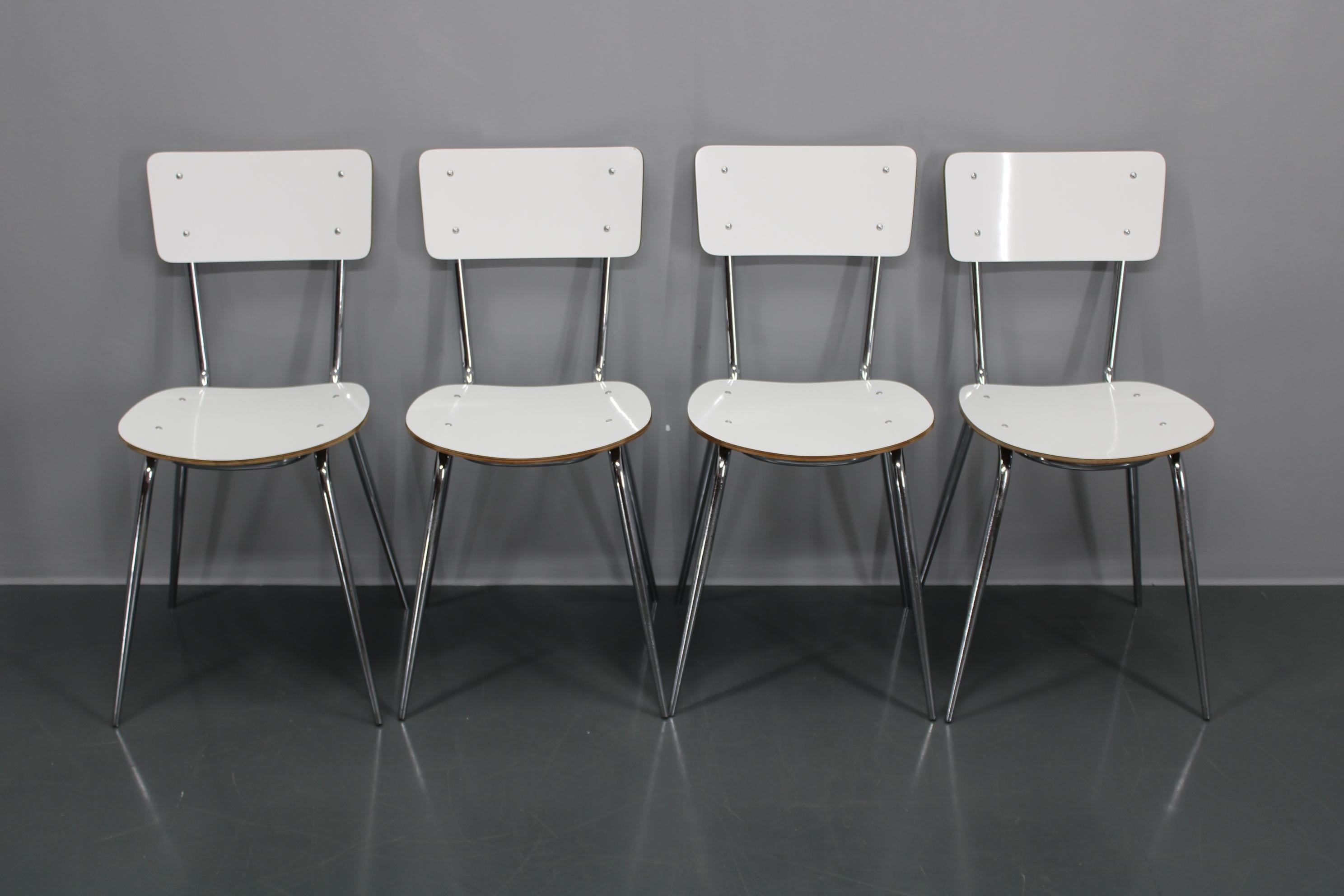 1970 Ensemble de quatre chaises et table de salle à manger, Italie en vente 7