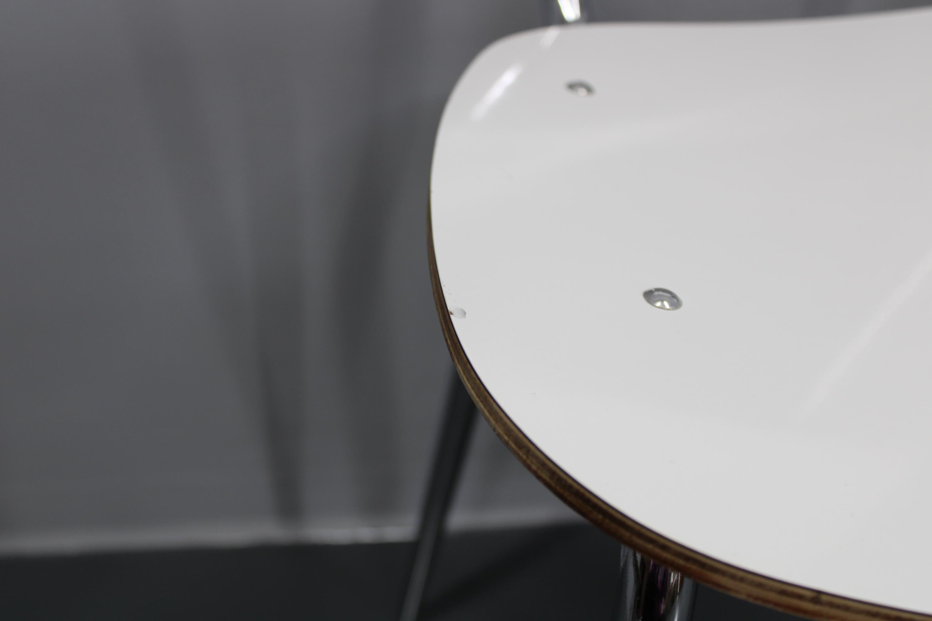 1970 Ensemble de quatre chaises et table de salle à manger, Italie en vente 8