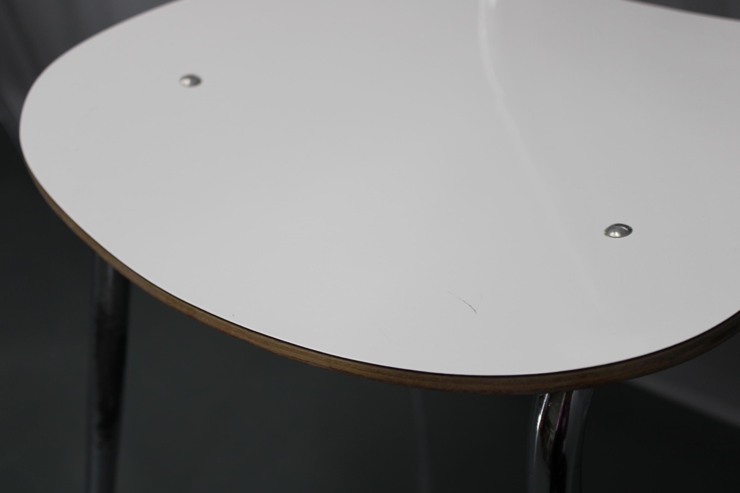 1970 Ensemble de quatre chaises et table de salle à manger, Italie en vente 9