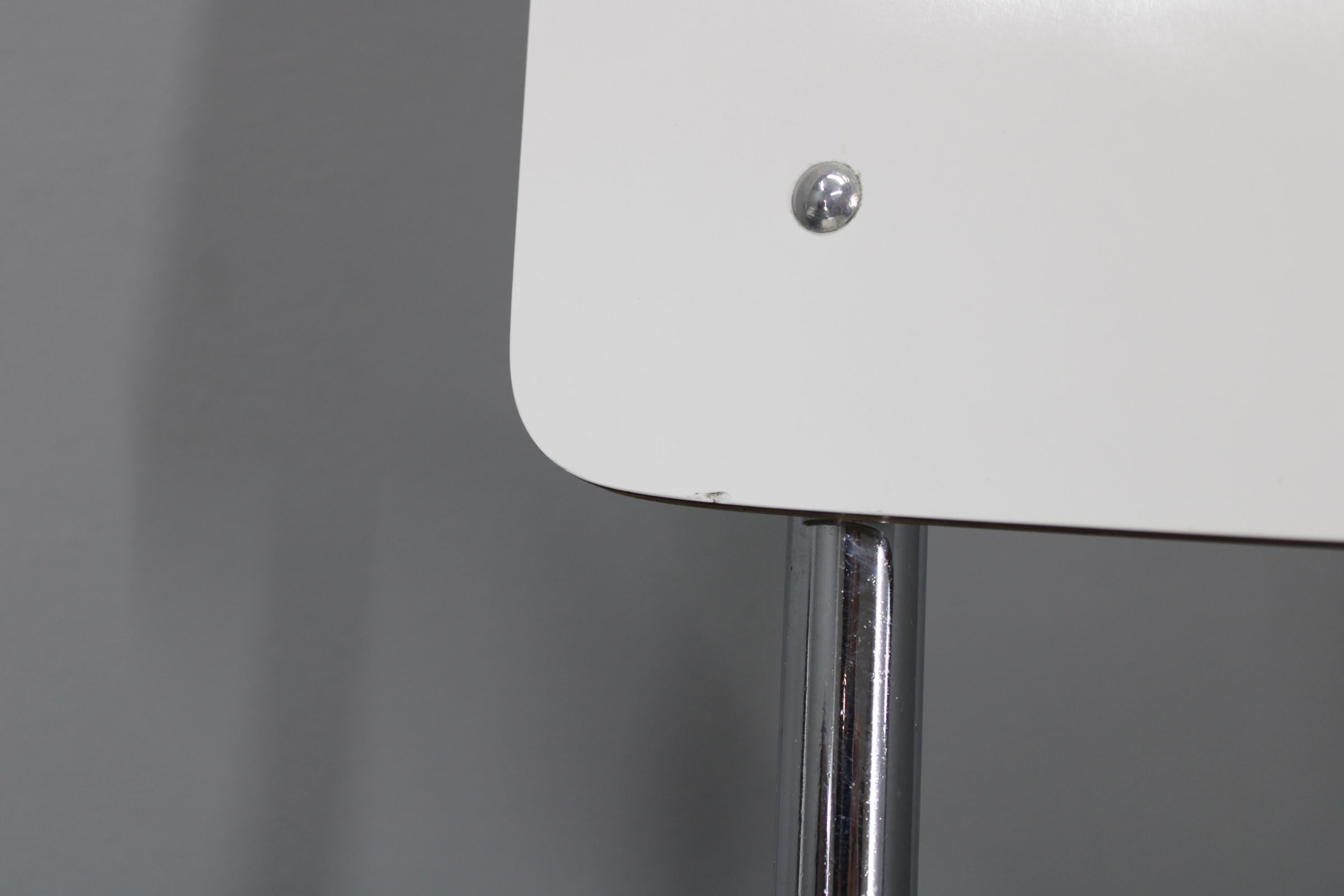 1970 Ensemble de quatre chaises et table de salle à manger, Italie en vente 10
