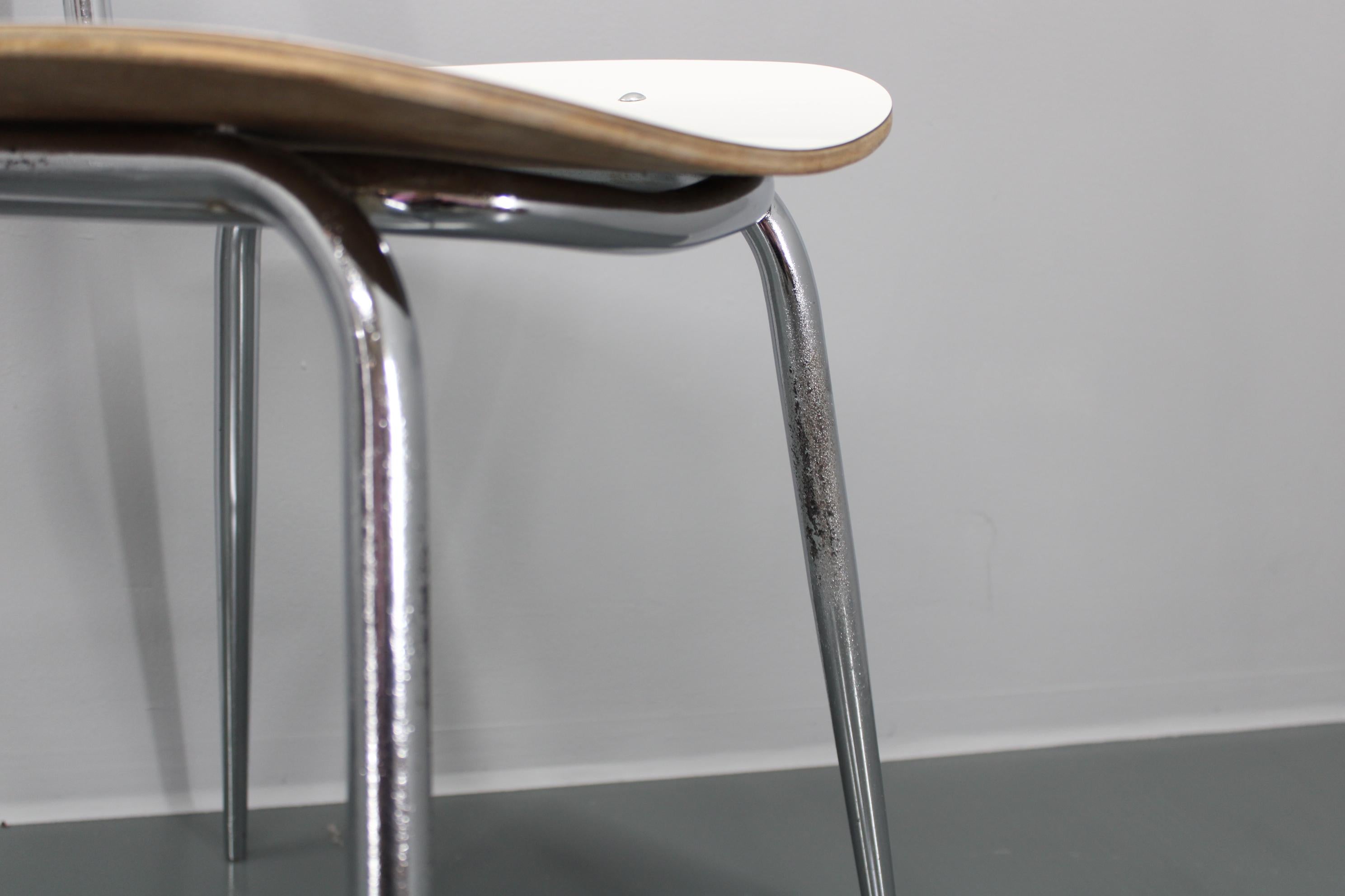 1970 Ensemble de quatre chaises et table de salle à manger, Italie en vente 11