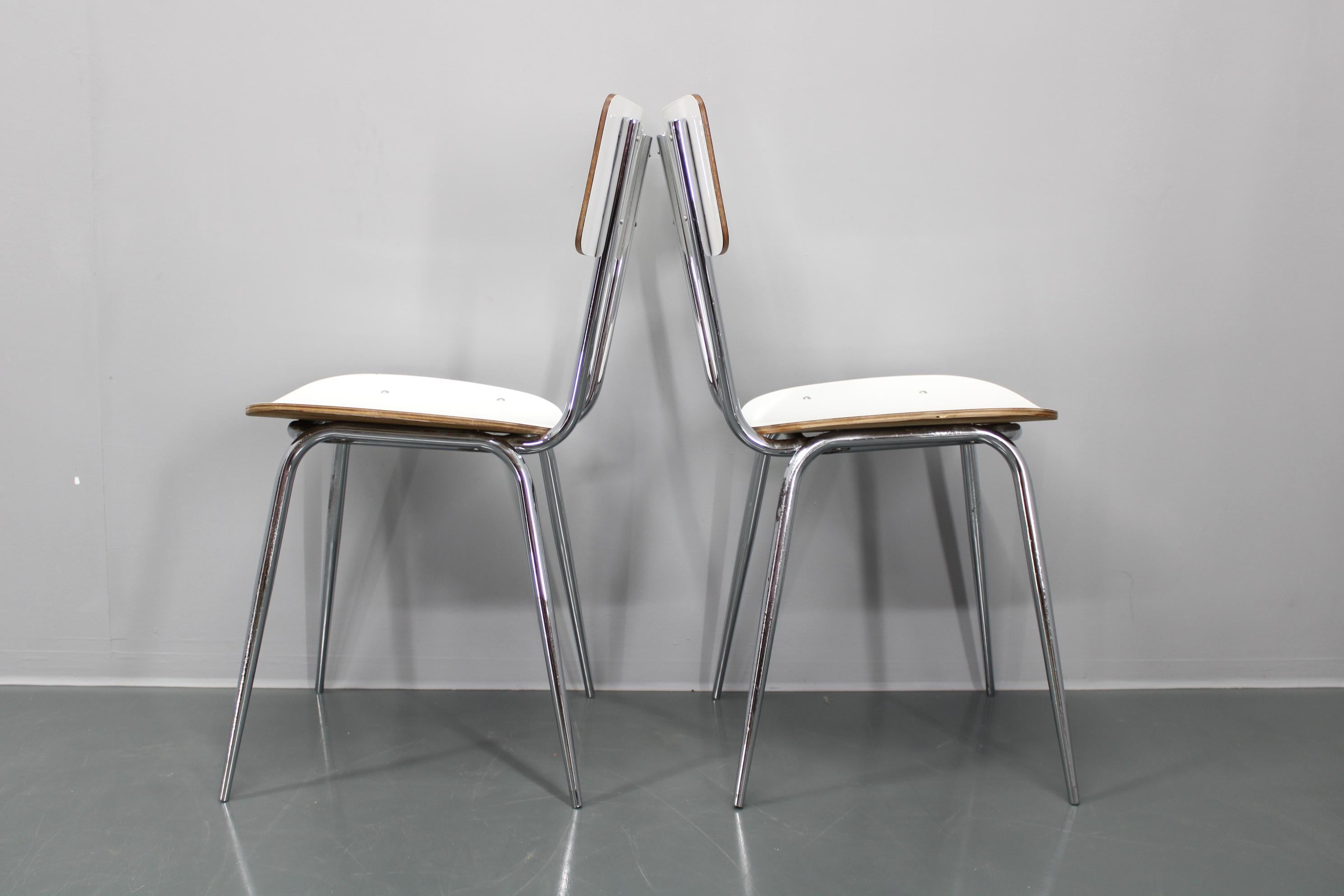 1970 Ensemble de quatre chaises et table de salle à manger, Italie en vente 13