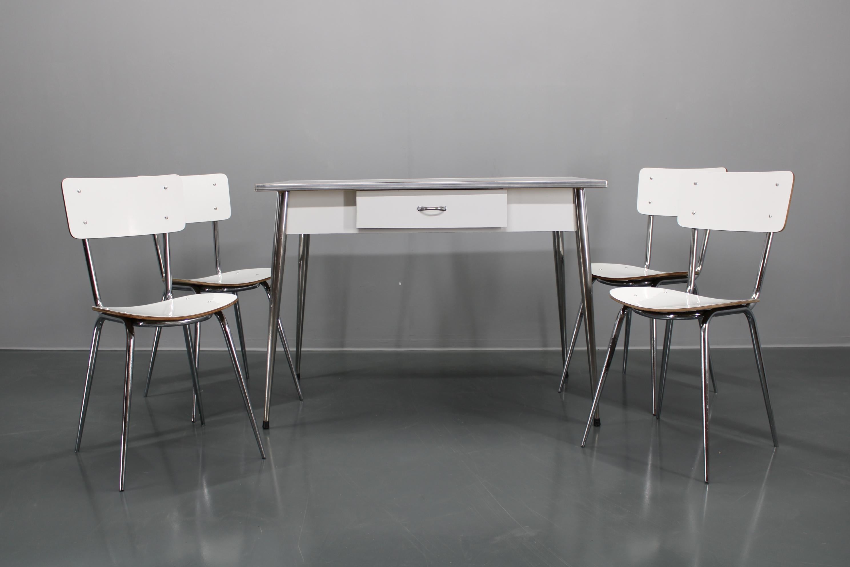 Mid-Century Modern 1970 Ensemble de quatre chaises et table de salle à manger, Italie en vente