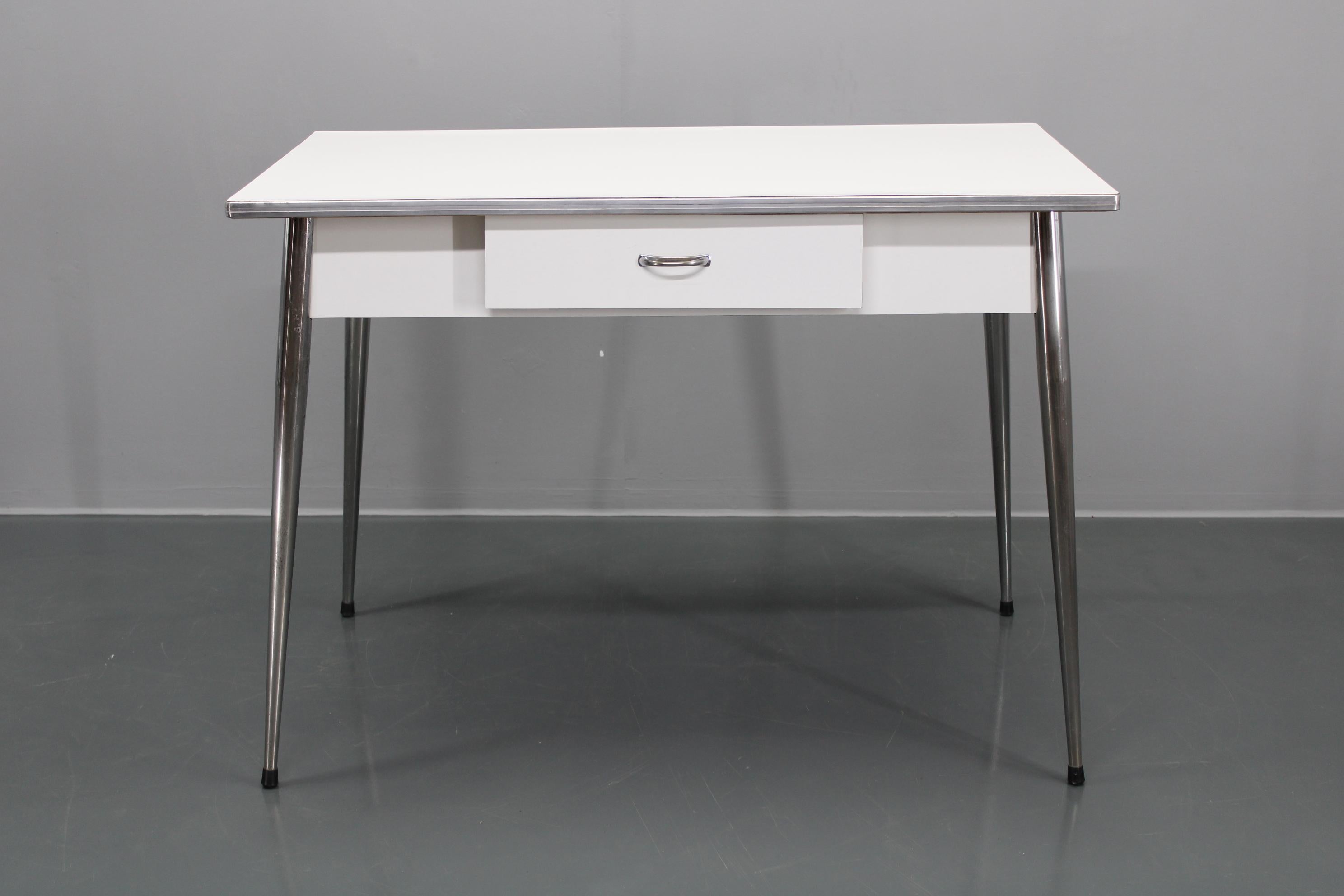 italien 1970 Ensemble de quatre chaises et table de salle à manger, Italie en vente