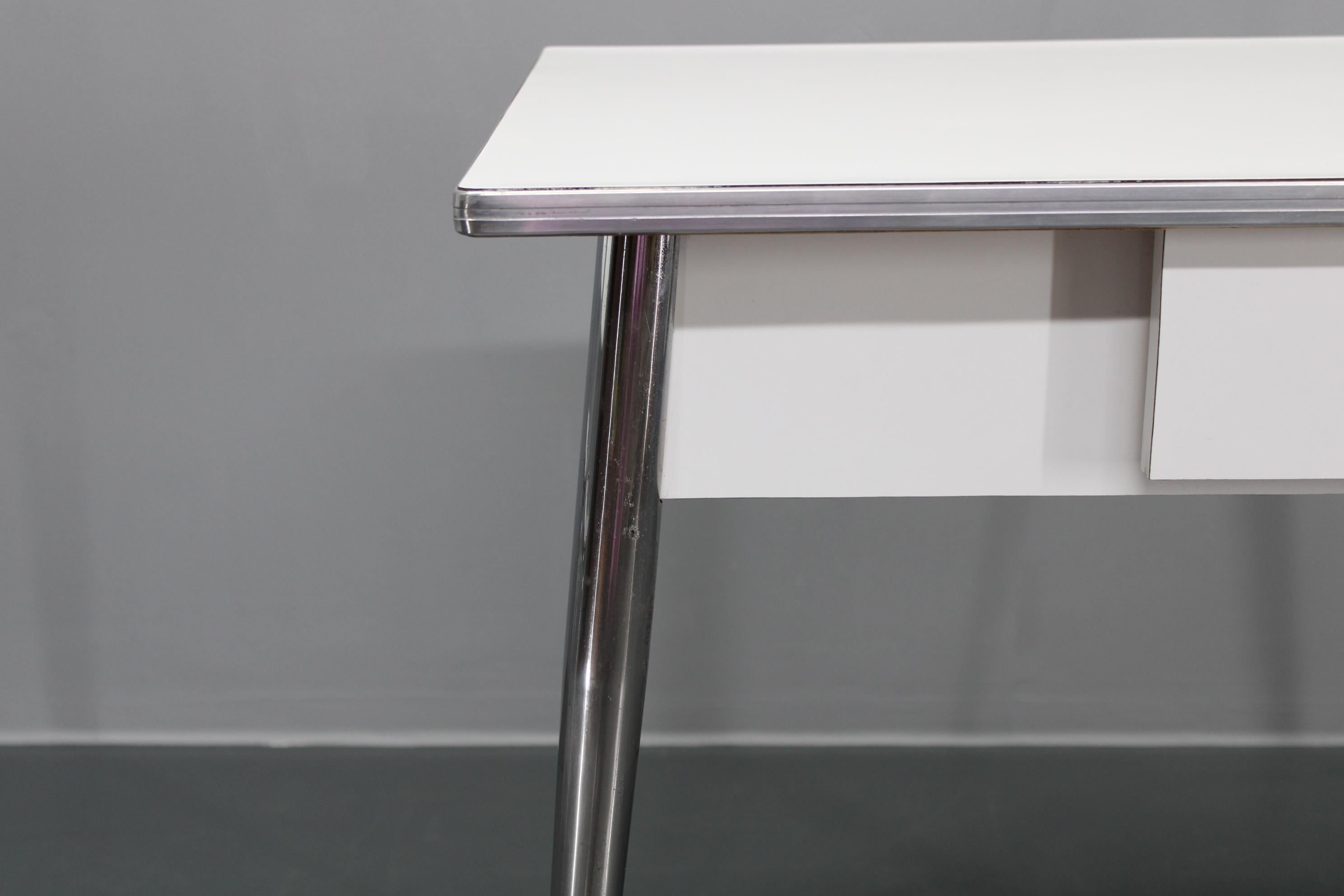 1970 Ensemble de quatre chaises et table de salle à manger, Italie Bon état - En vente à Praha, CZ