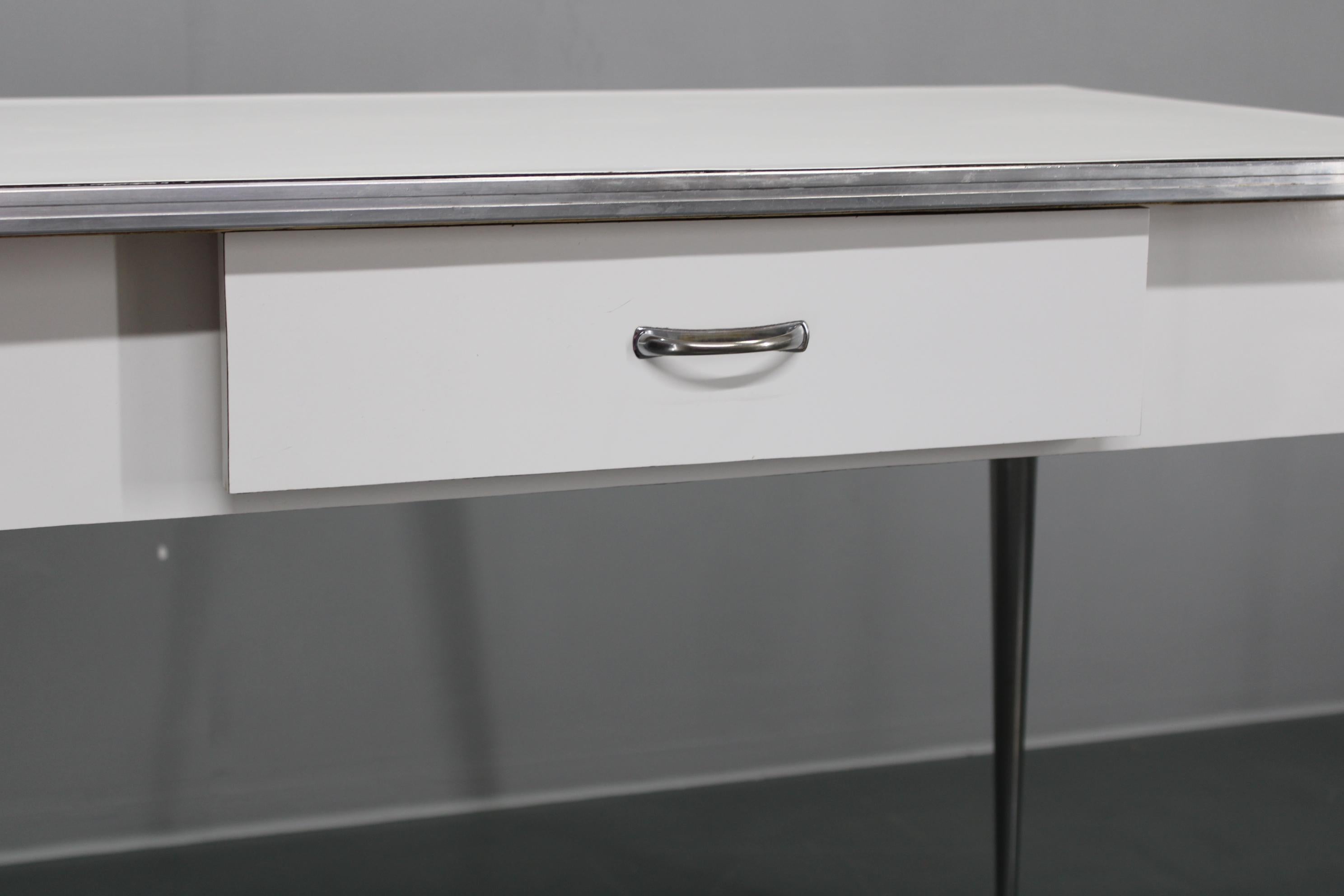 20ième siècle 1970 Ensemble de quatre chaises et table de salle à manger, Italie en vente