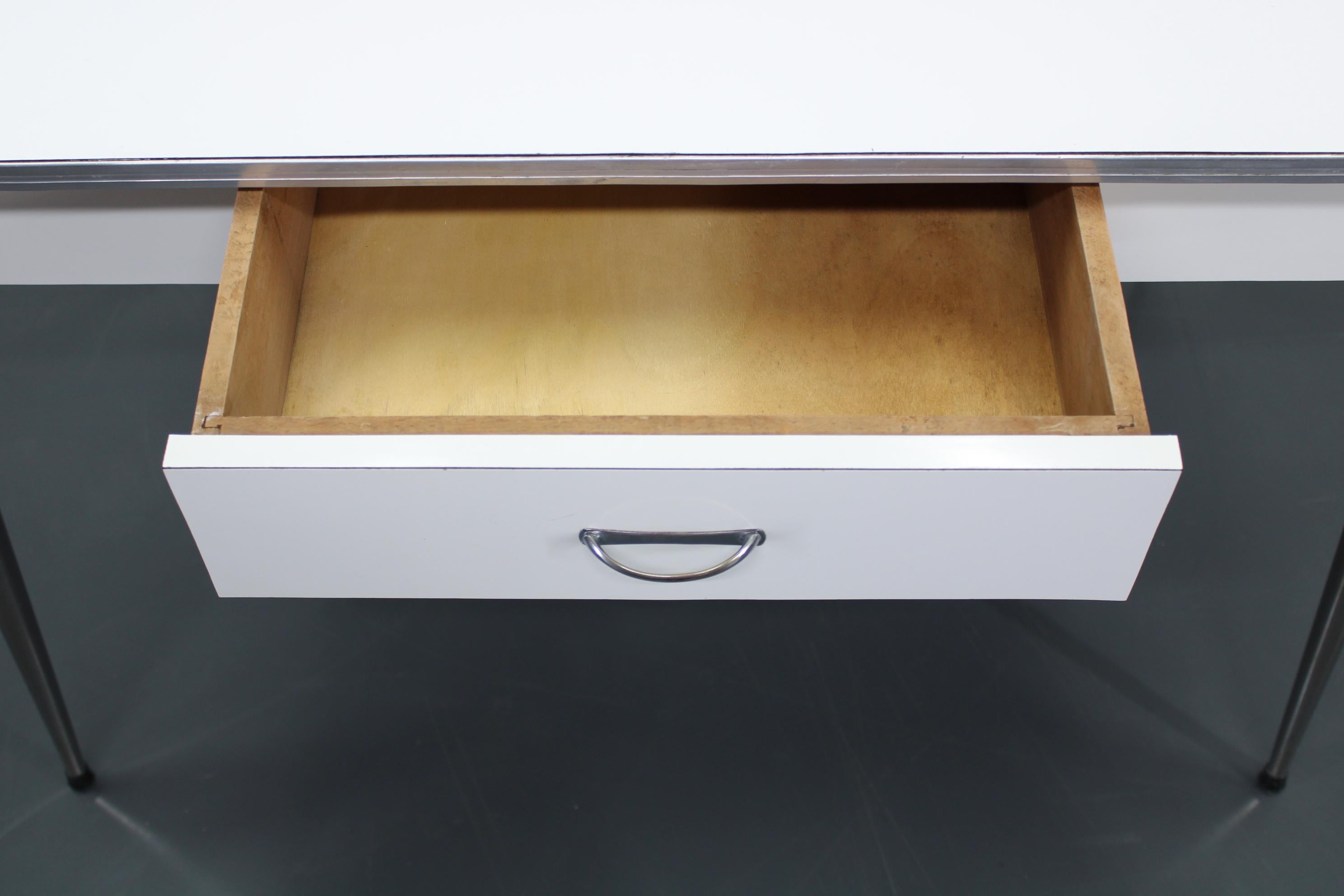1970 Ensemble de quatre chaises et table de salle à manger, Italie en vente 1