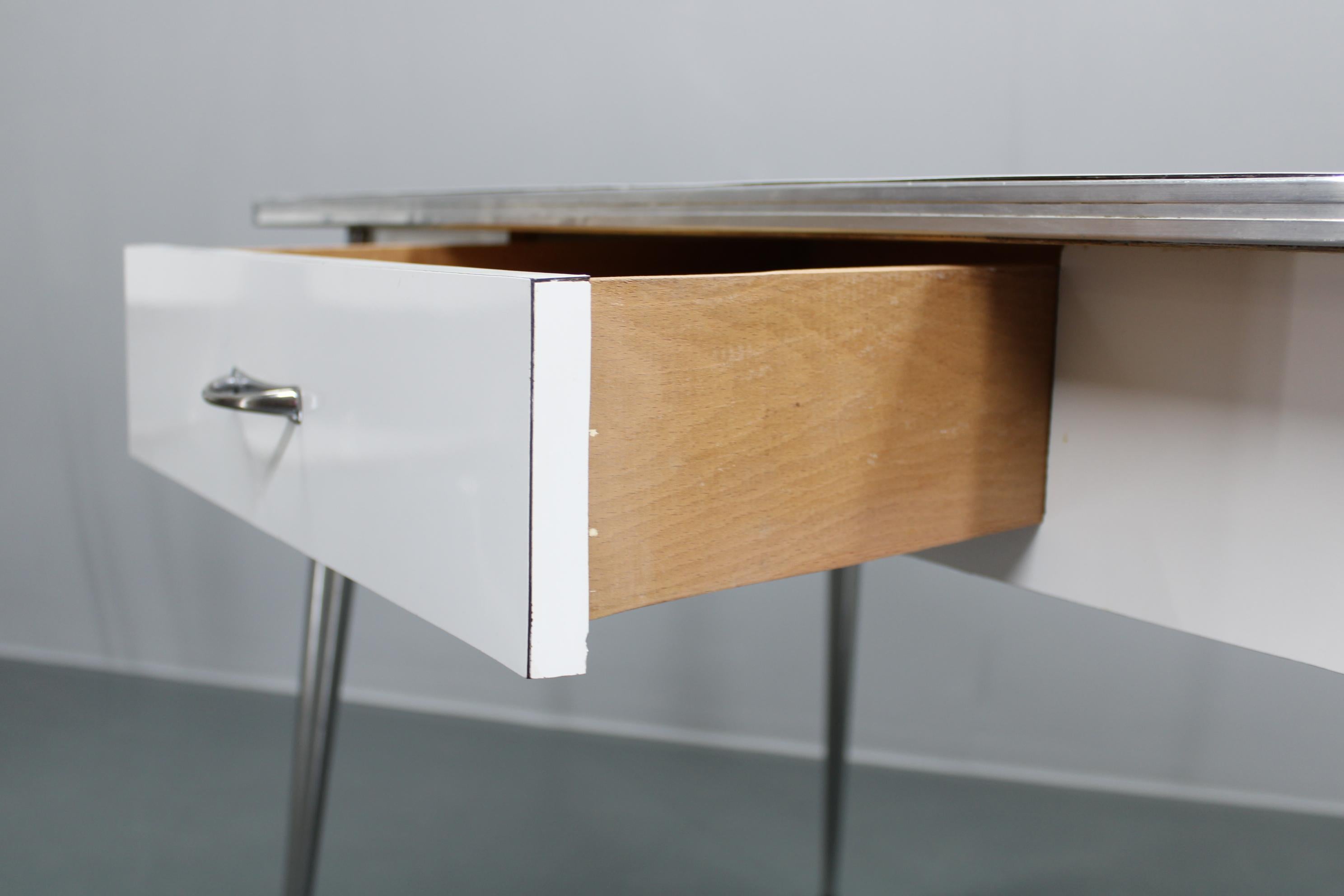 1970 Ensemble de quatre chaises et table de salle à manger, Italie en vente 2