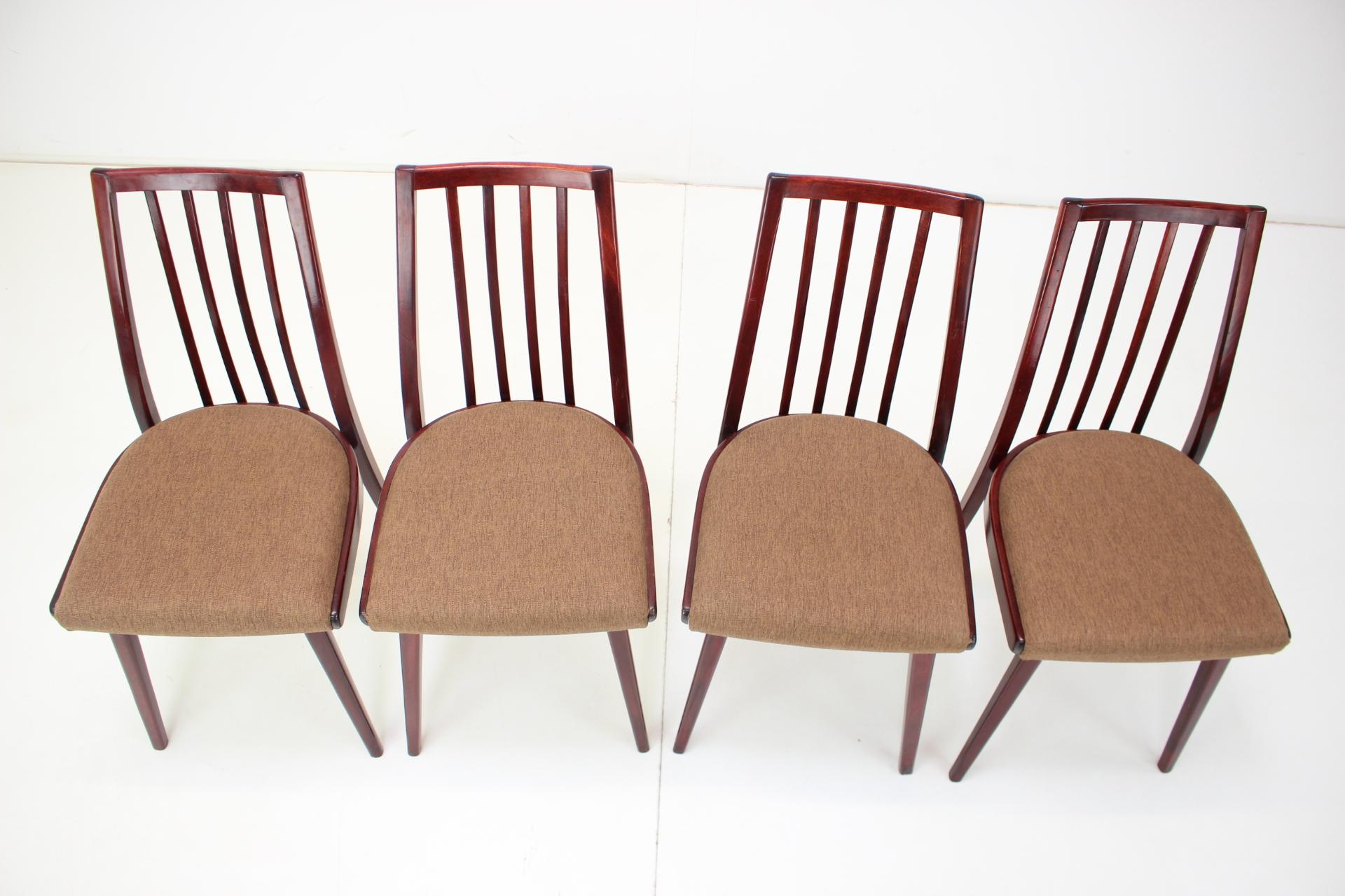 Mid-Century Modern Ensemble de quatre chaises de salle à manger des années 1970 par Jitona, Tchécoslovaquie en vente