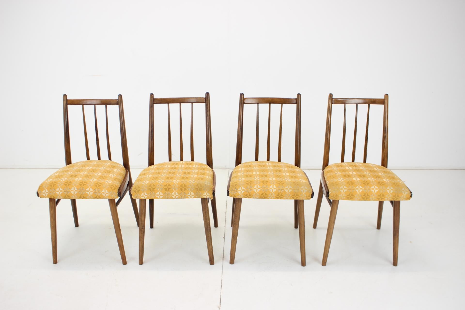 Ensemble de quatre chaises à manger des années 1970 par Jitona, Tchécoslovaquie Bon état - En vente à Praha, CZ