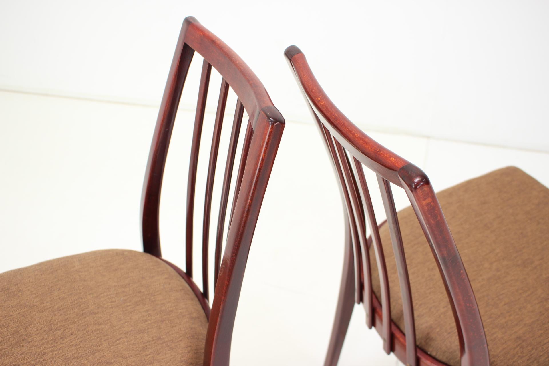 Tissu Ensemble de quatre chaises de salle à manger des années 1970 par Jitona, Tchécoslovaquie en vente