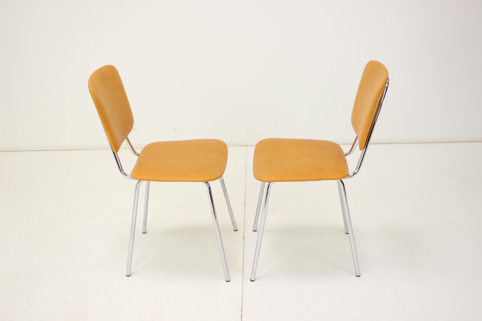 Ensemble de quatre chaises de salle à manger des années 1970, Tchécoslovaquie en vente 1