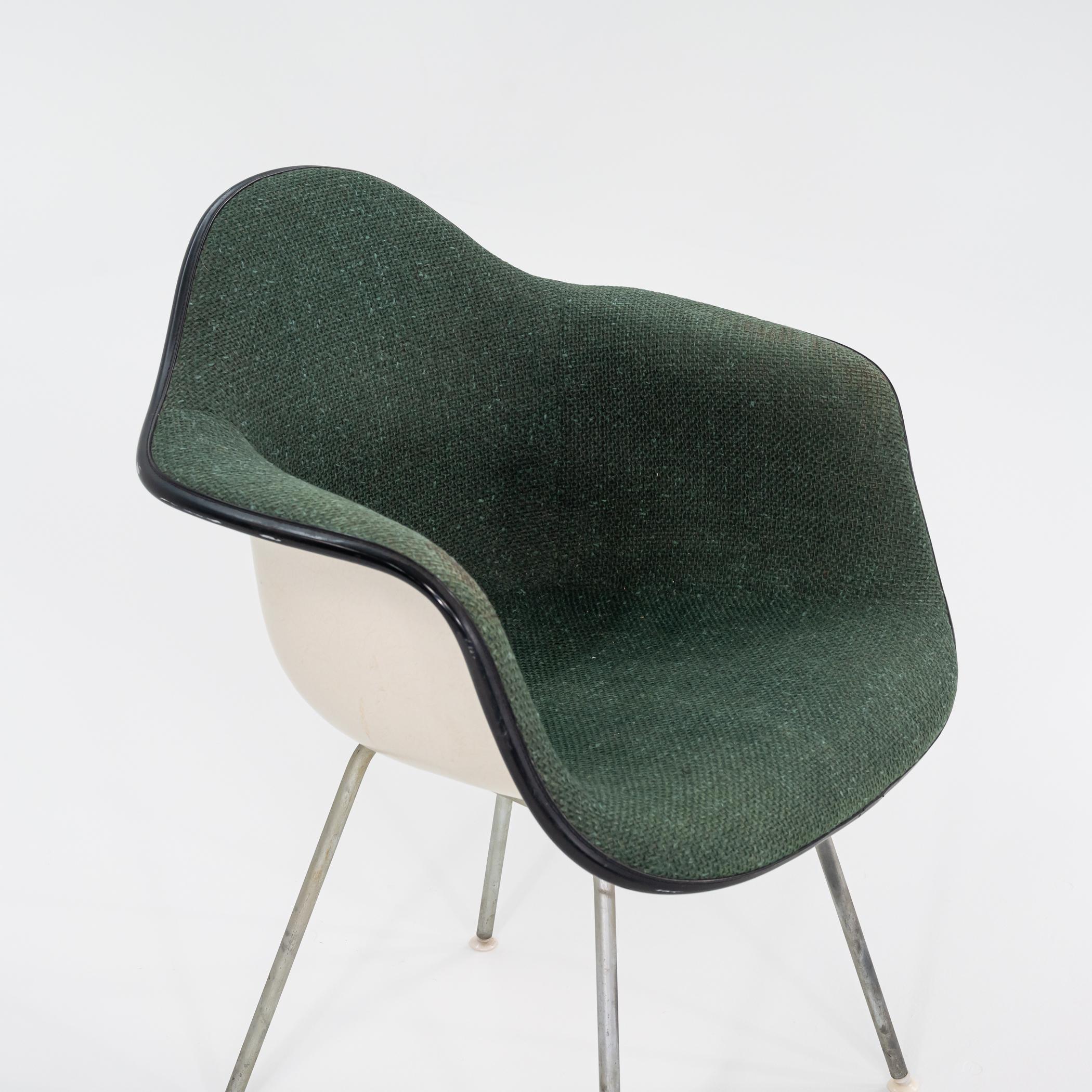 Si tratta di un set di quattro sedie da pranzo imbottite in fibra di vetro DAX, inizialmente progettate da Charles e Ray Eames per Herman Miller nel 1950. Questo set risale agli anni '70 e il prezzo indicato comprende il set di quattro sedie come