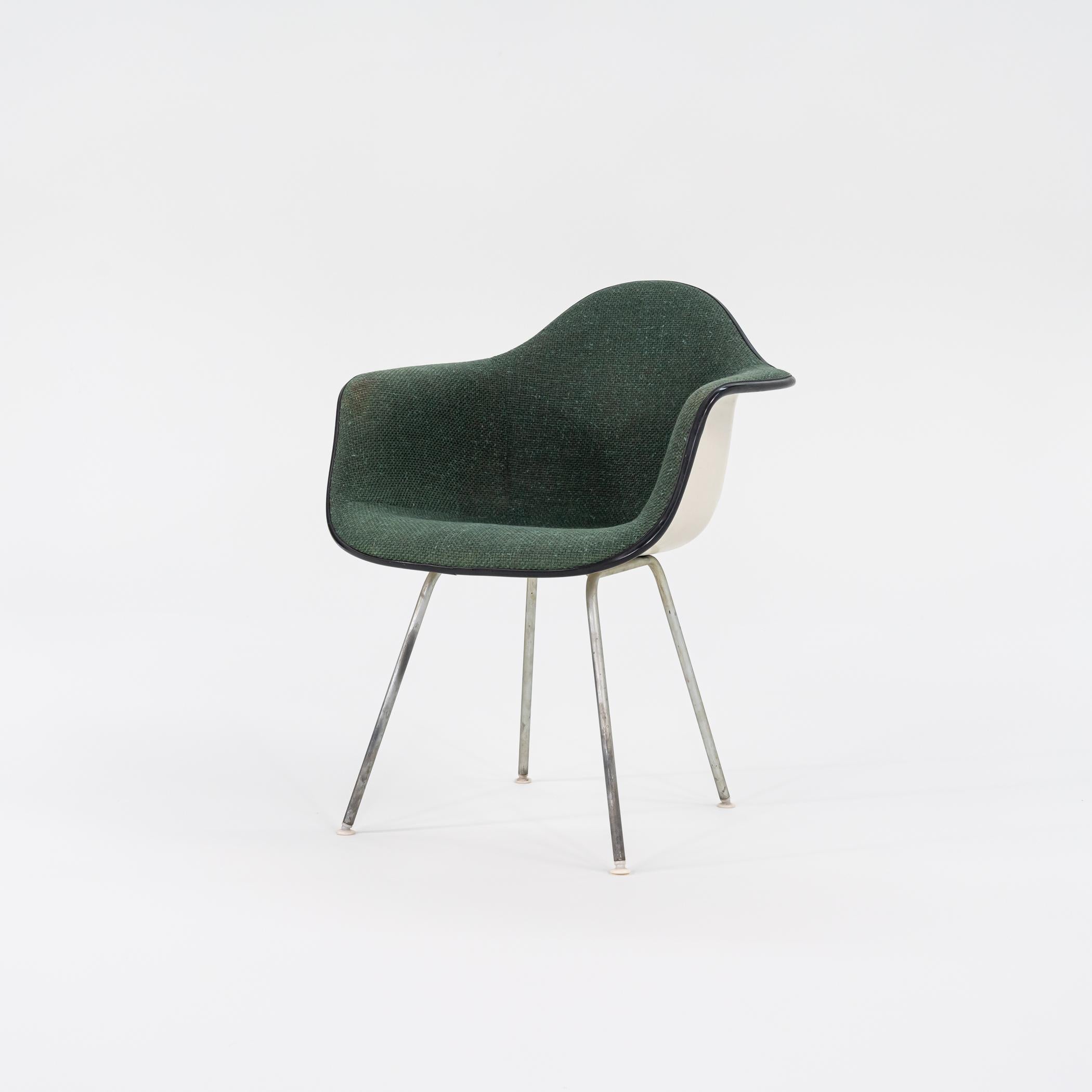 Moderno Set di quattro sedie da pranzo Herman Miller Eames in fibra di vetro DAX con base H. H. in vendita