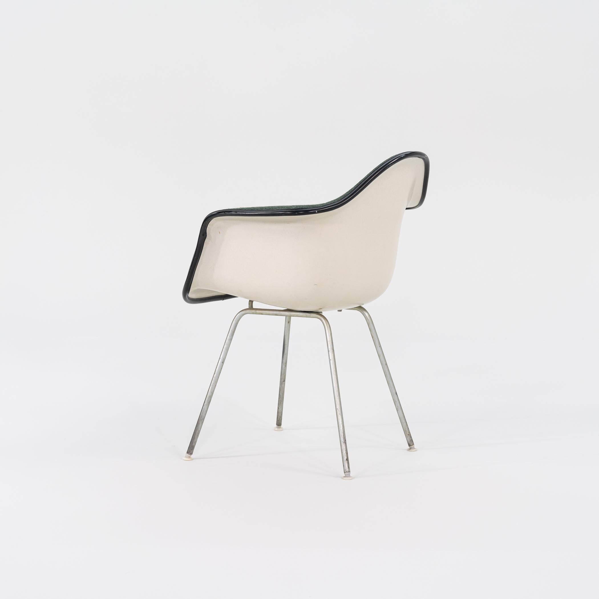 Americano Set di quattro sedie da pranzo Herman Miller Eames in fibra di vetro DAX con base H. H. in vendita