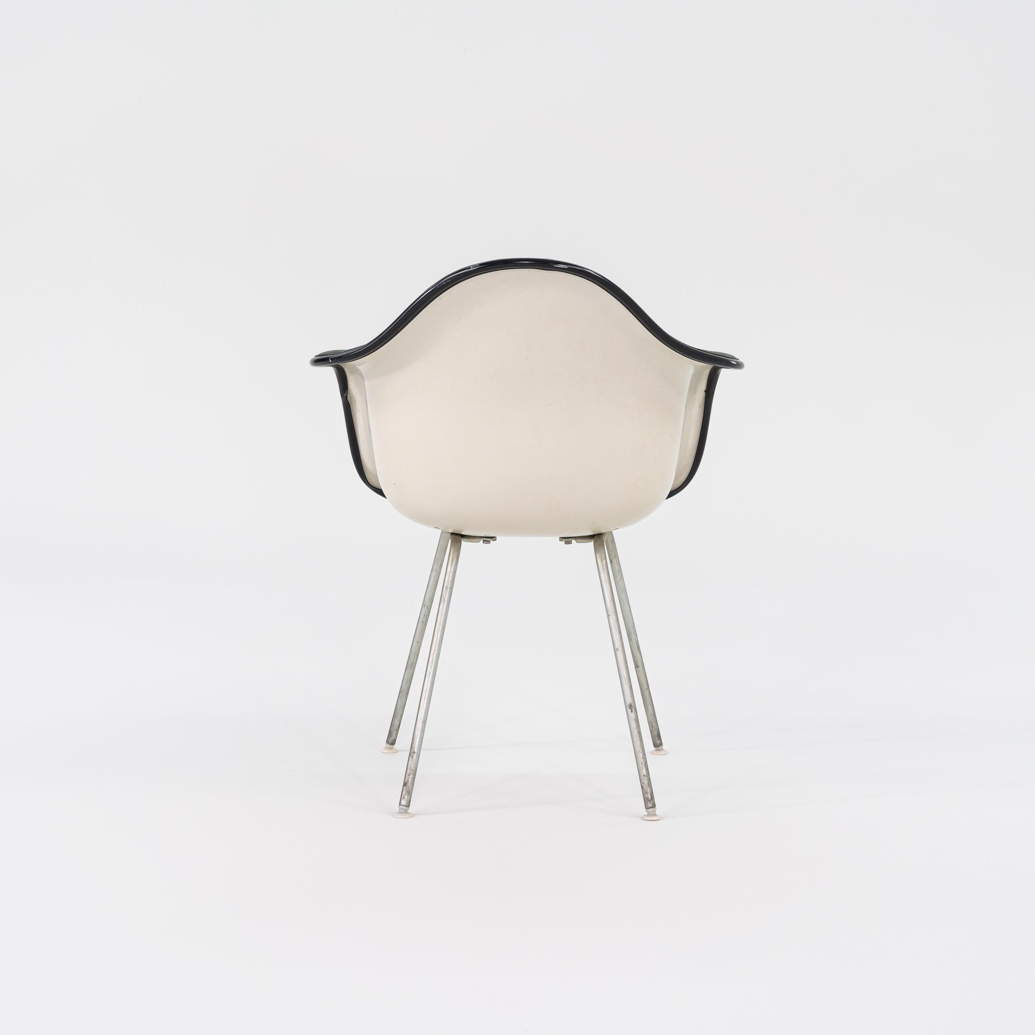 Fine XX secolo Set di quattro sedie da pranzo Herman Miller Eames in fibra di vetro DAX con base H. H. in vendita