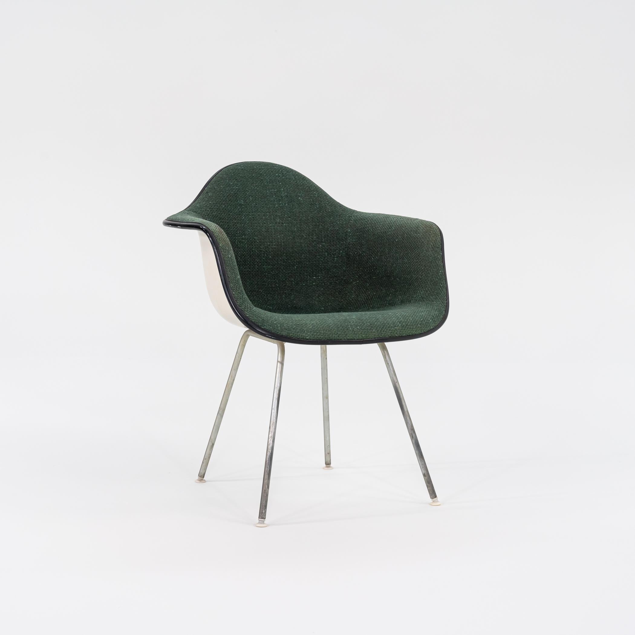 Set di quattro sedie da pranzo Herman Miller Eames in fibra di vetro DAX con base H. H. in vendita 1