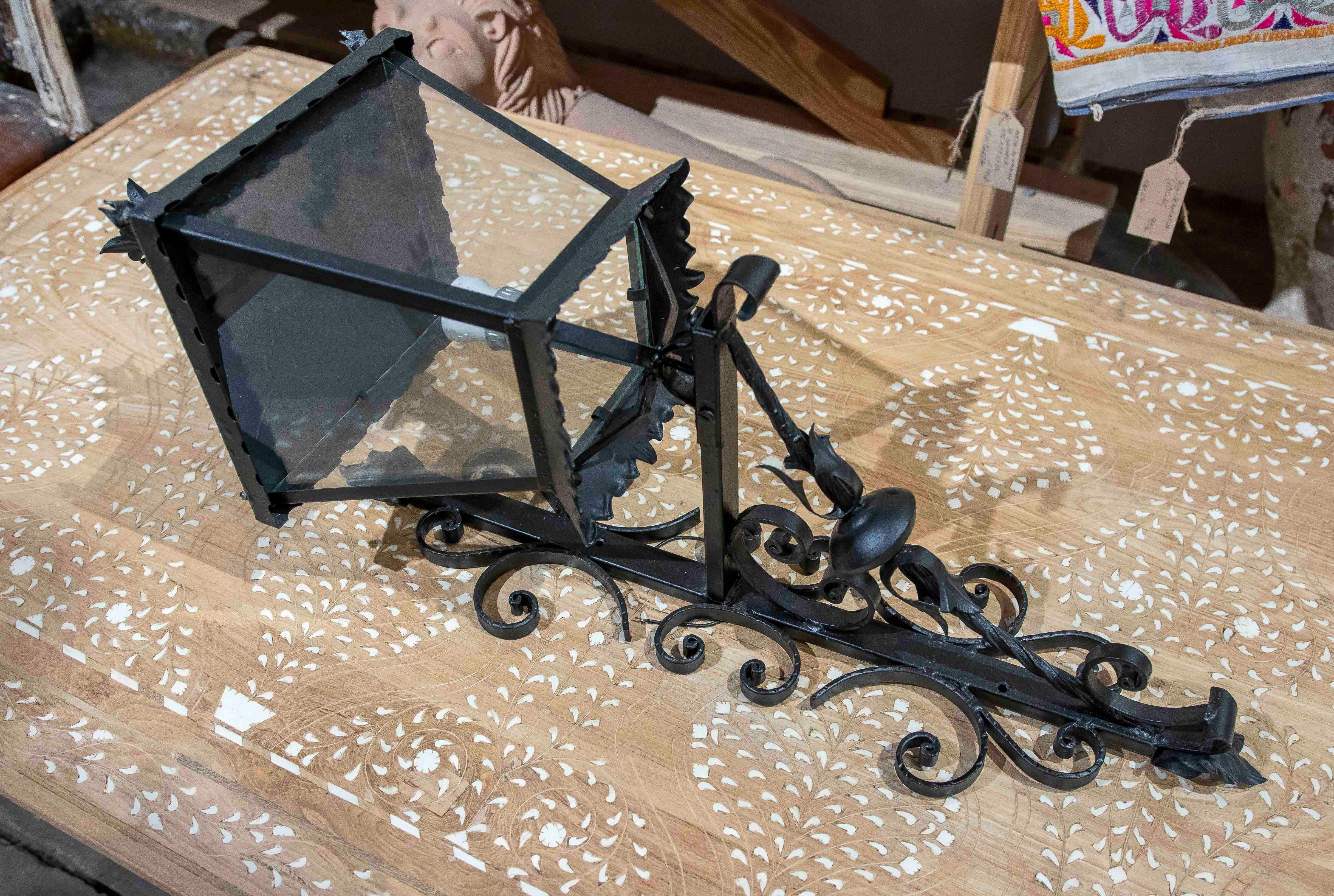 Set de cuatro faroles de pared de hierro y cristal de los años 70 en Bueno estado para la venta en Marbella, ES