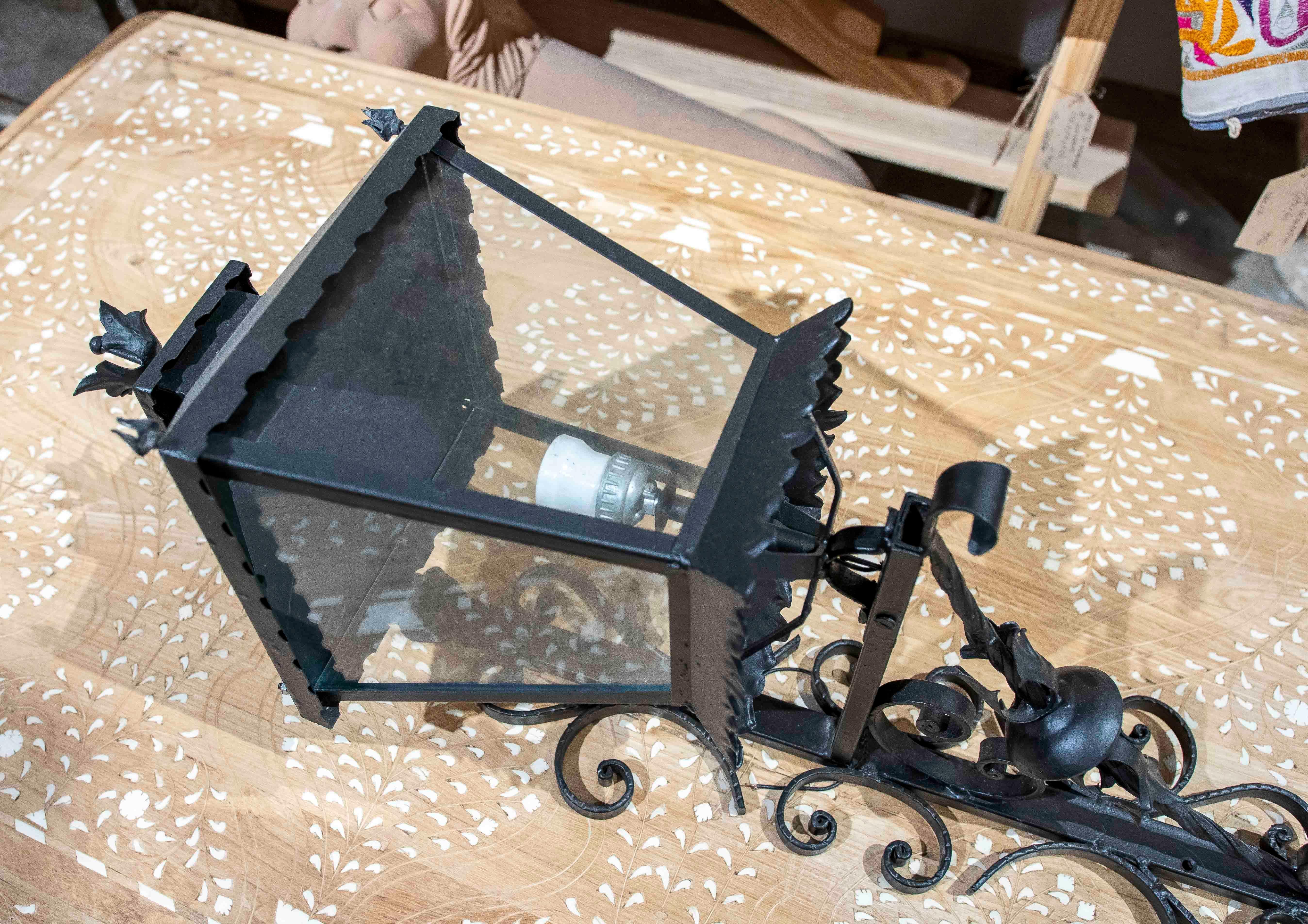 Set de cuatro faroles de pared de hierro y cristal de los años 70 Vidrio en venta