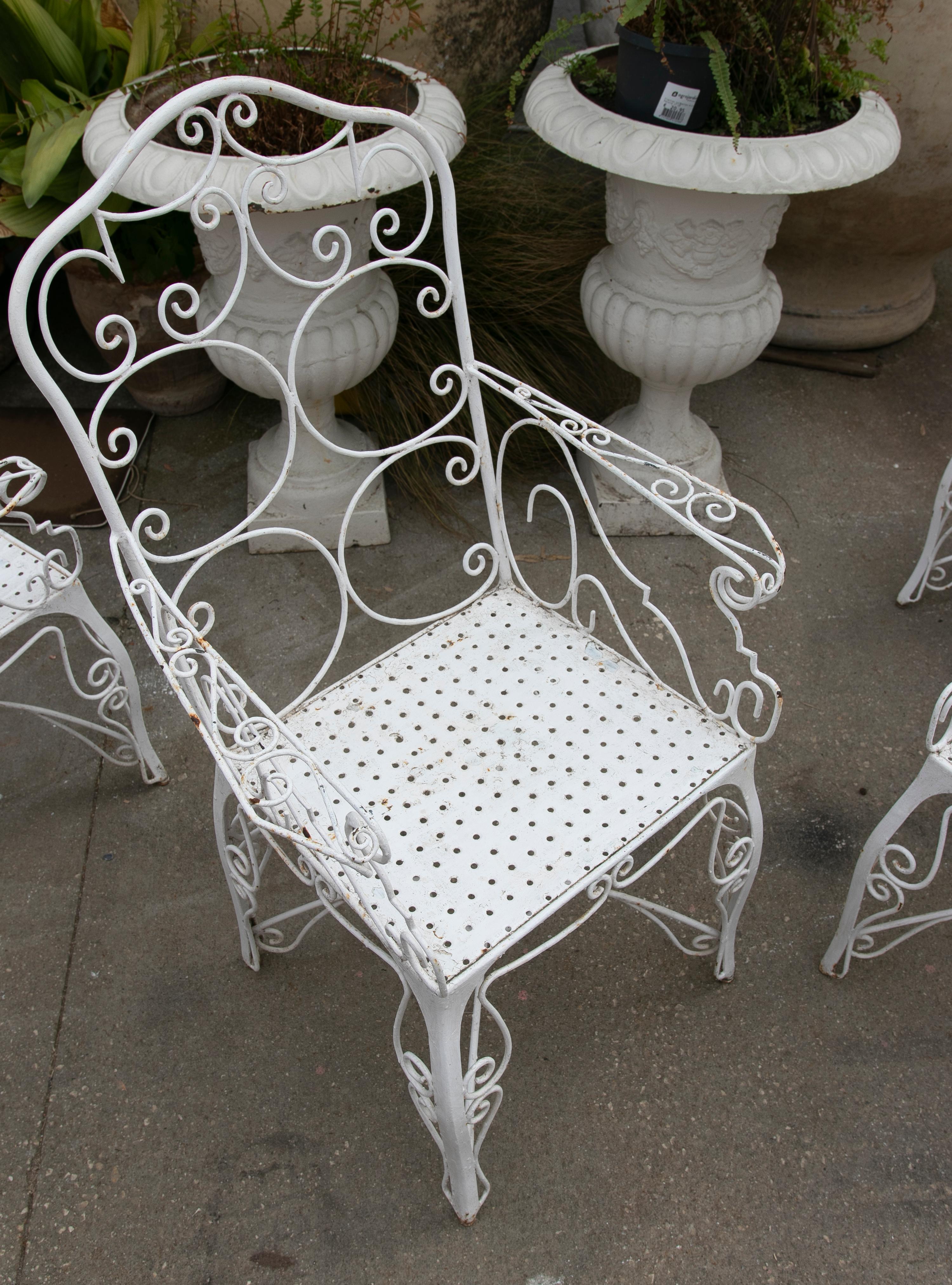 Ensemble de quatre chaises en fer peintes en blanc des années 1970 en vente 12