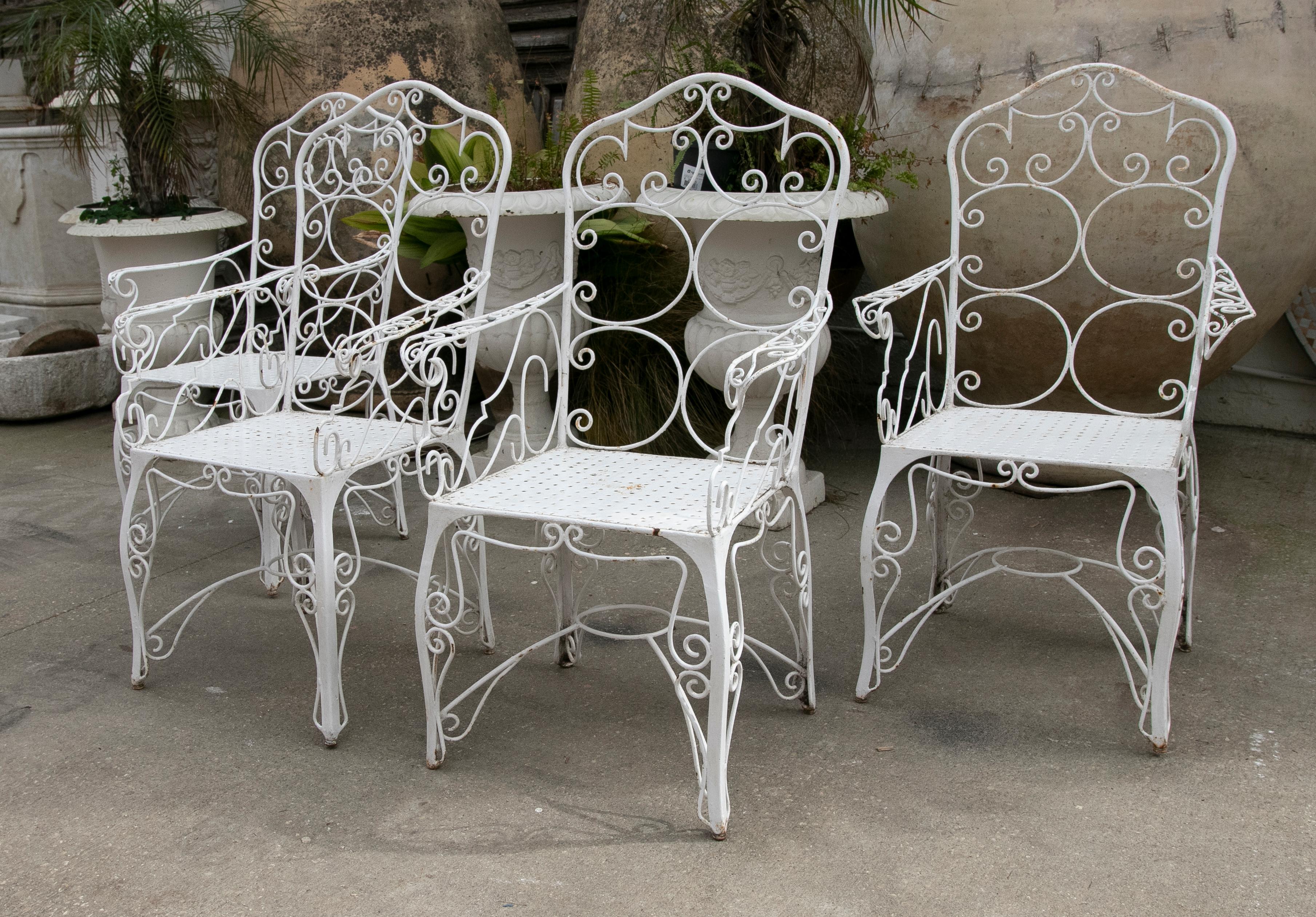 1970 Ensemble de quatre chaises en fer peintes en blanc.