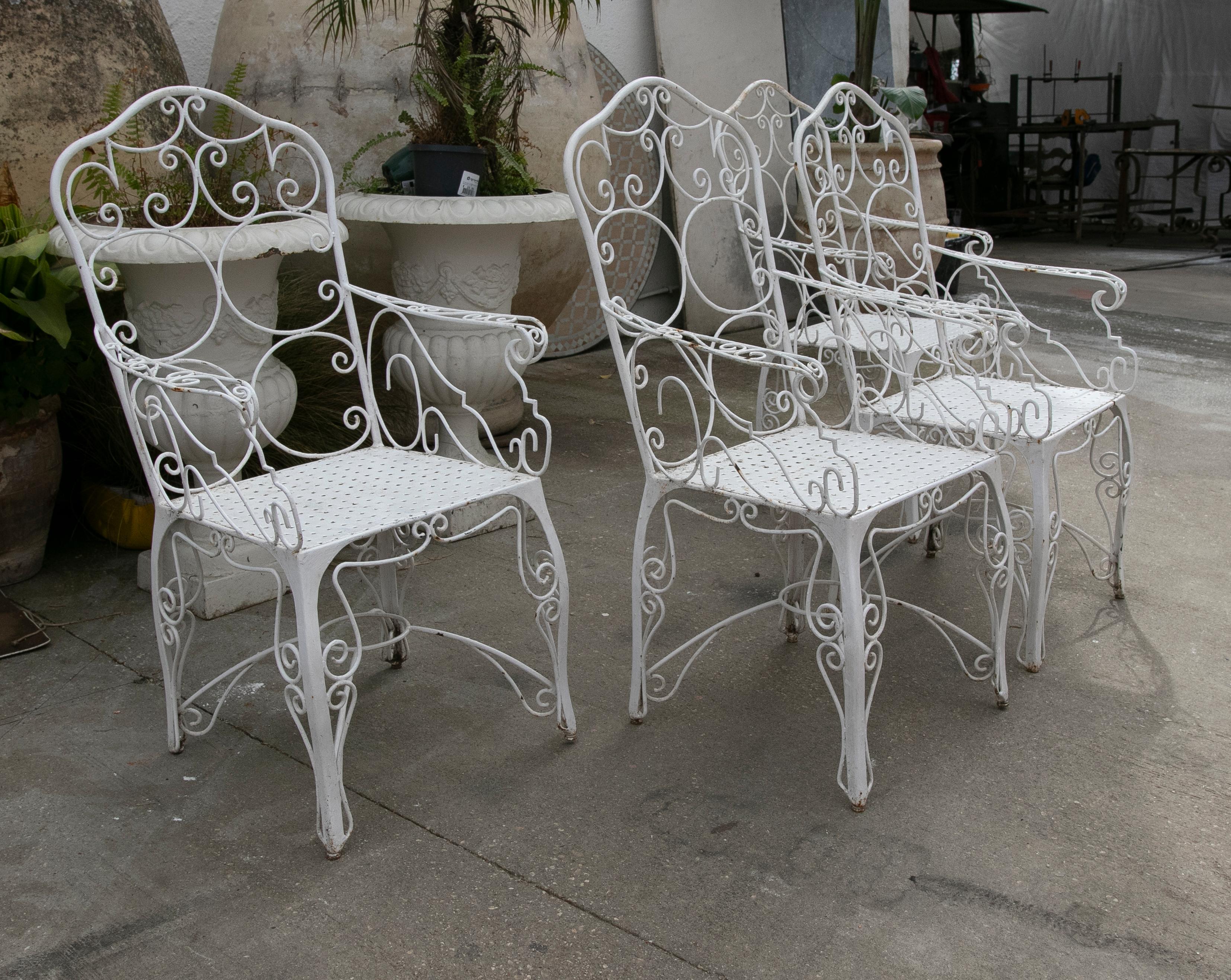 Espagnol Ensemble de quatre chaises en fer peintes en blanc des années 1970 en vente