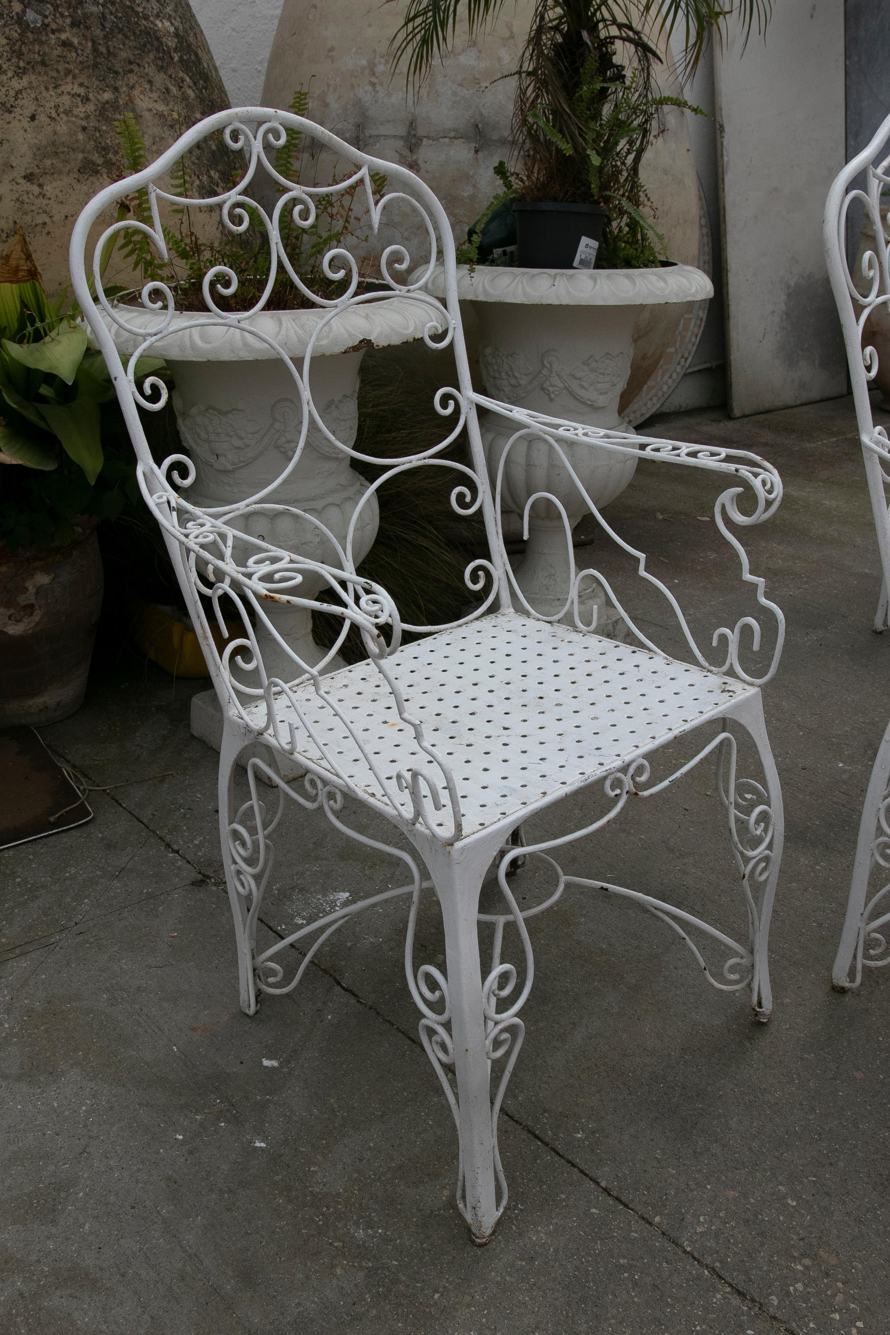 Ensemble de quatre chaises en fer peintes en blanc des années 1970 Bon état - En vente à Marbella, ES