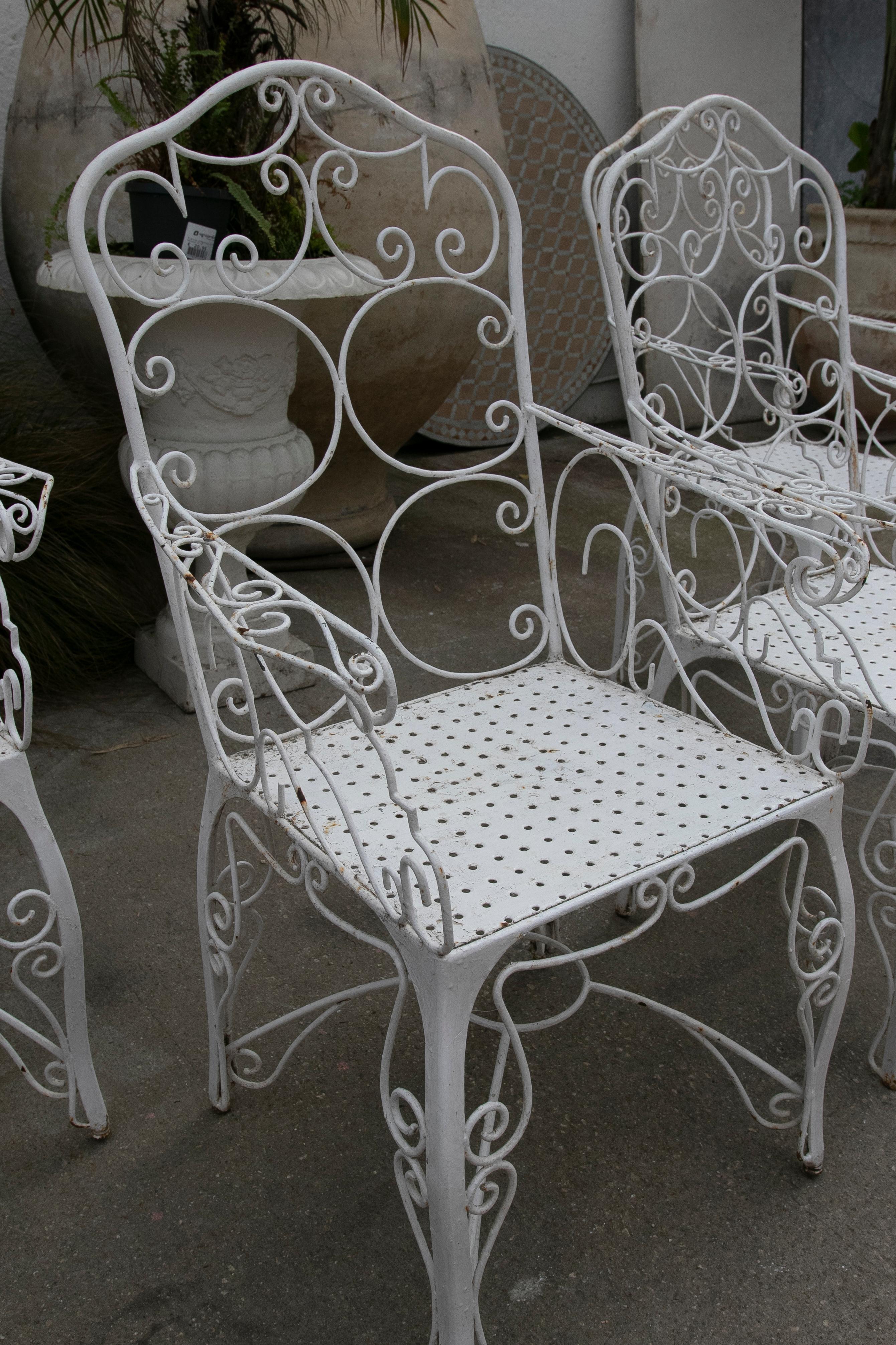 20ième siècle Ensemble de quatre chaises en fer peintes en blanc des années 1970 en vente