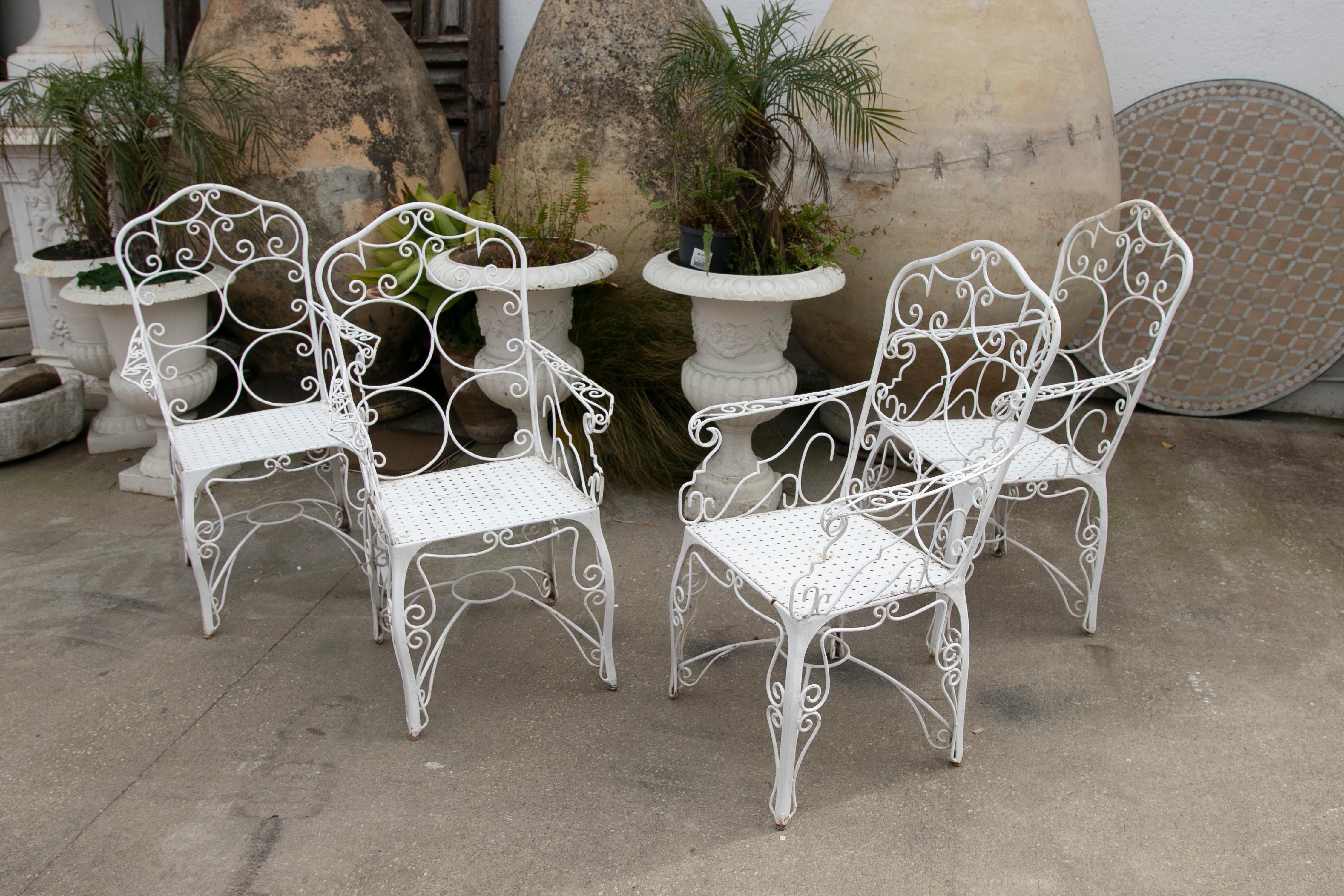 Ensemble de quatre chaises en fer peintes en blanc des années 1970 en vente 2