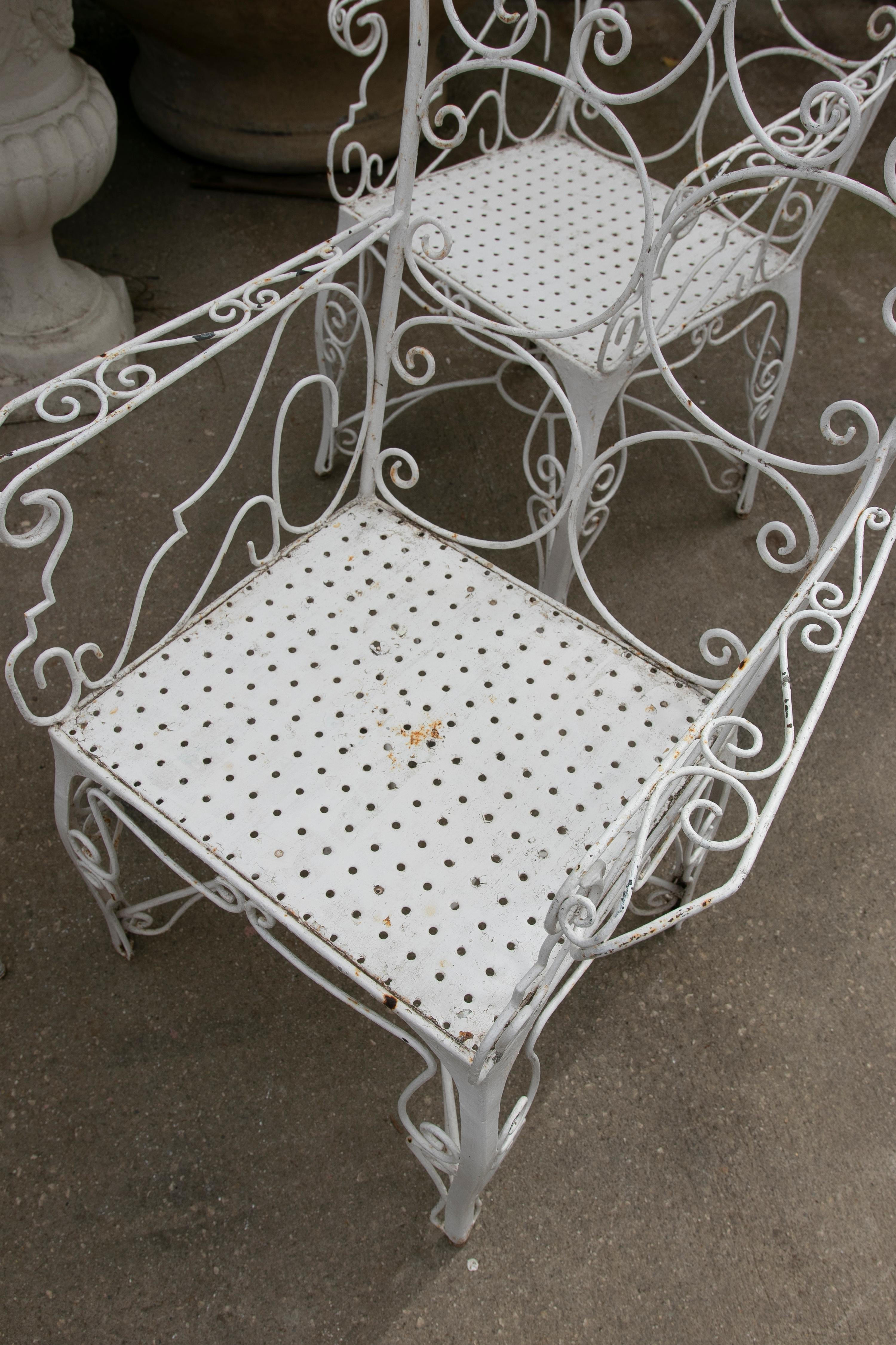 Ensemble de quatre chaises en fer peintes en blanc des années 1970 en vente 3