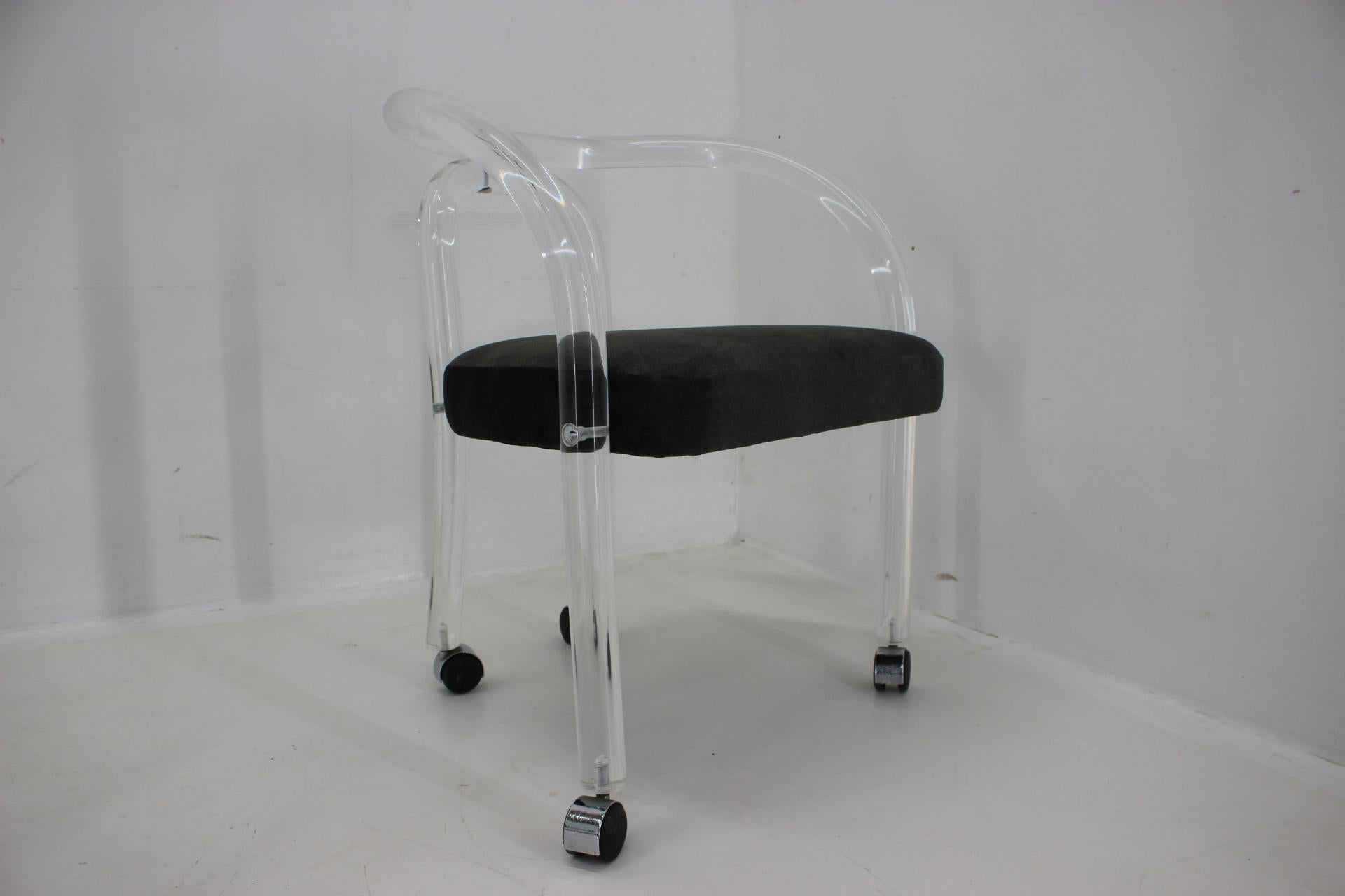 1970s Set of Four Lucite Dining Chairs and Dining Table, Charles Hollis Jones St In Good Condition For Sale In Praha, CZ