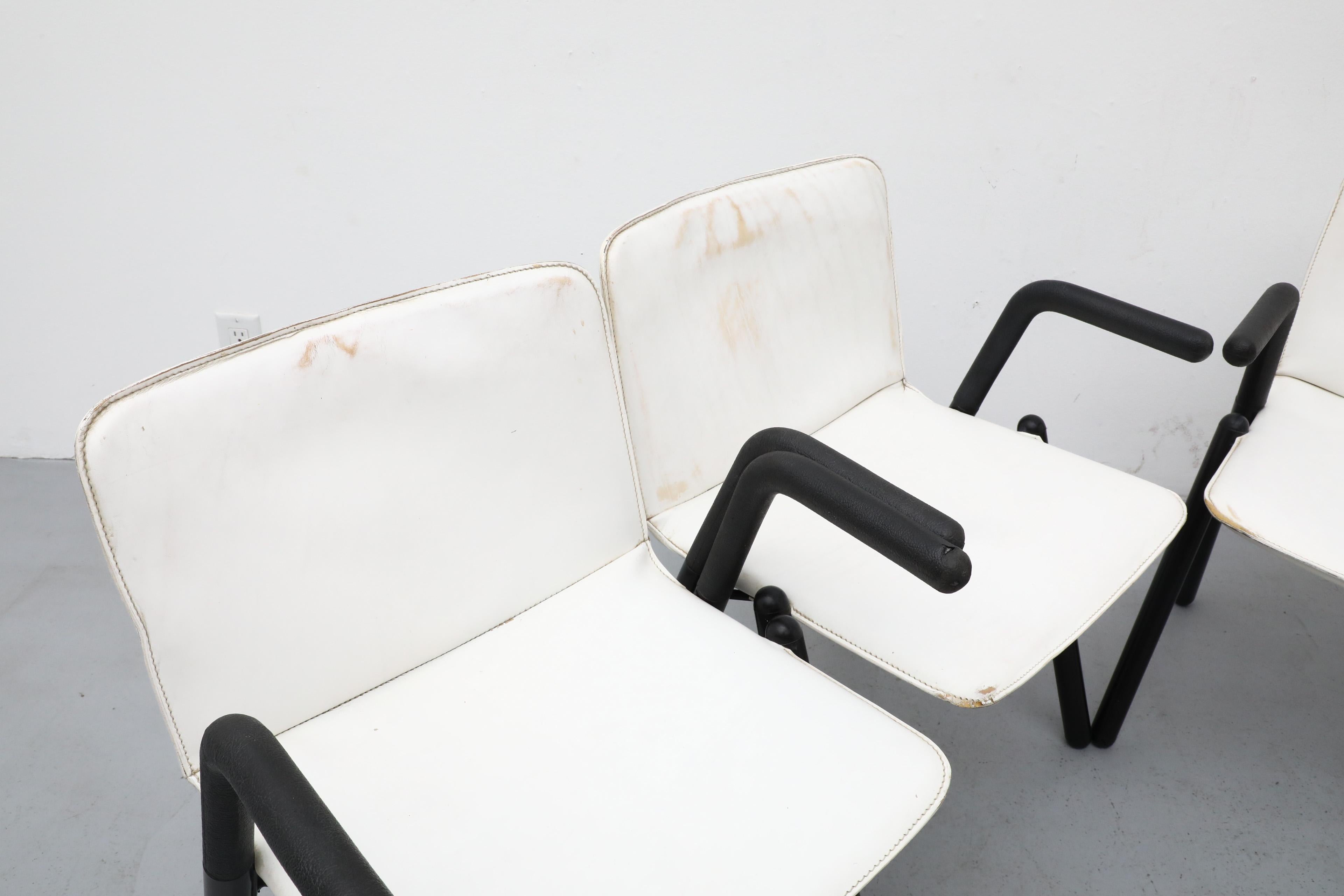 Ensemble de quatre fauteuils modernistes en cuir blanc de style Paolo Favaretto des années 1970 Bon état - En vente à Los Angeles, CA
