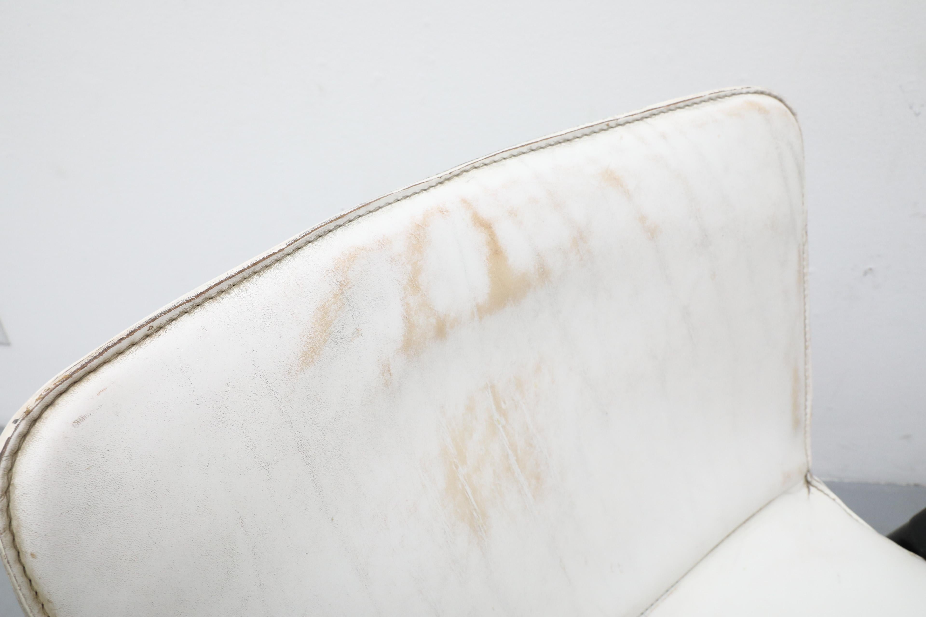 Ensemble de quatre fauteuils modernistes en cuir blanc de style Paolo Favaretto des années 1970 en vente 2