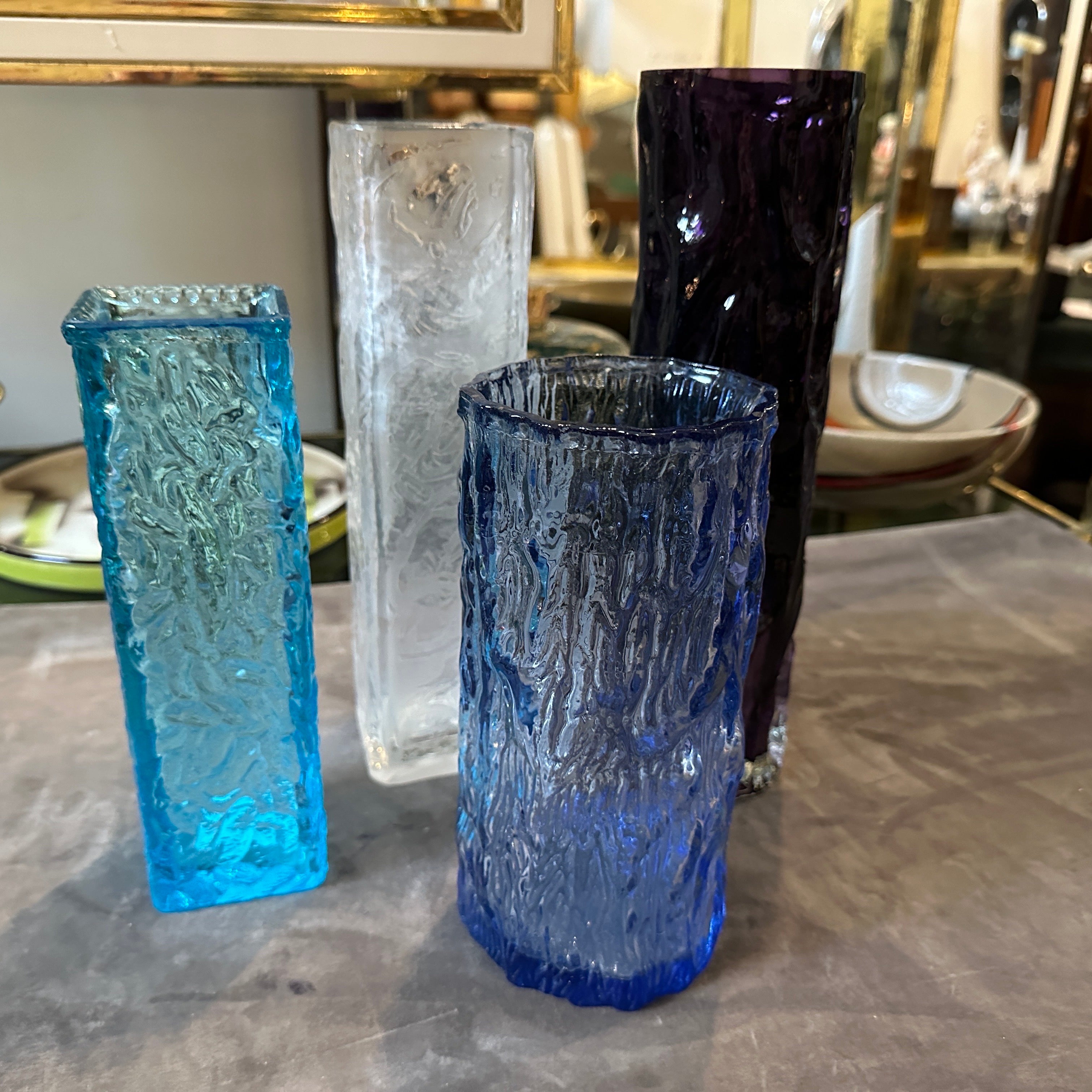 Quattro diversi vasi in vetro dell'era spaziale in perfette condizioni, provenienti da un collezionista privato; l'altezza del vaso più piccolo è di cm 22, cm 21, cm 27. Questo set di quattro vasi in vetro Space AGE degli anni '70 racchiude il