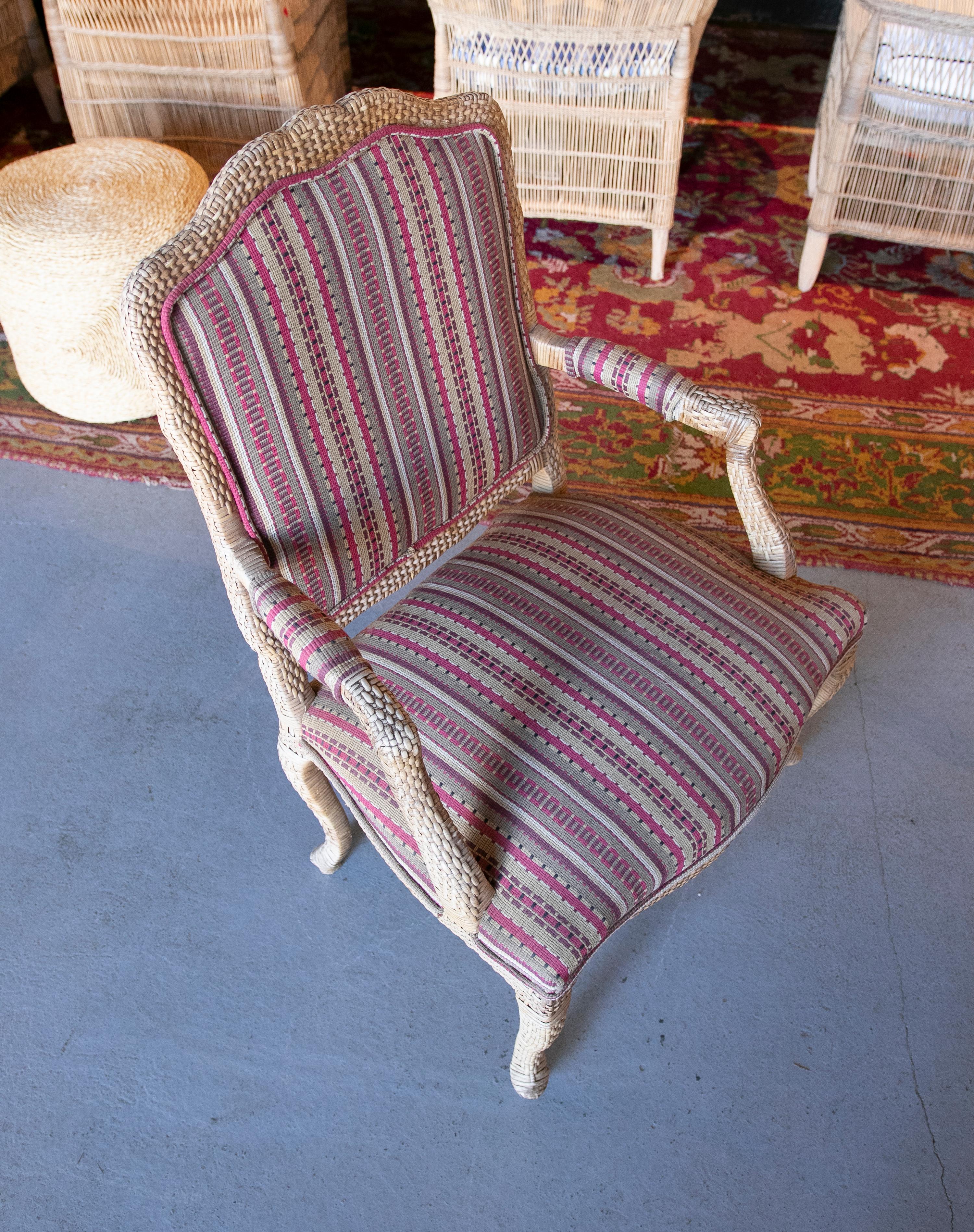 Ensemble de quatre fauteuils en bois et osier tapissés des années 1970 en vente 4