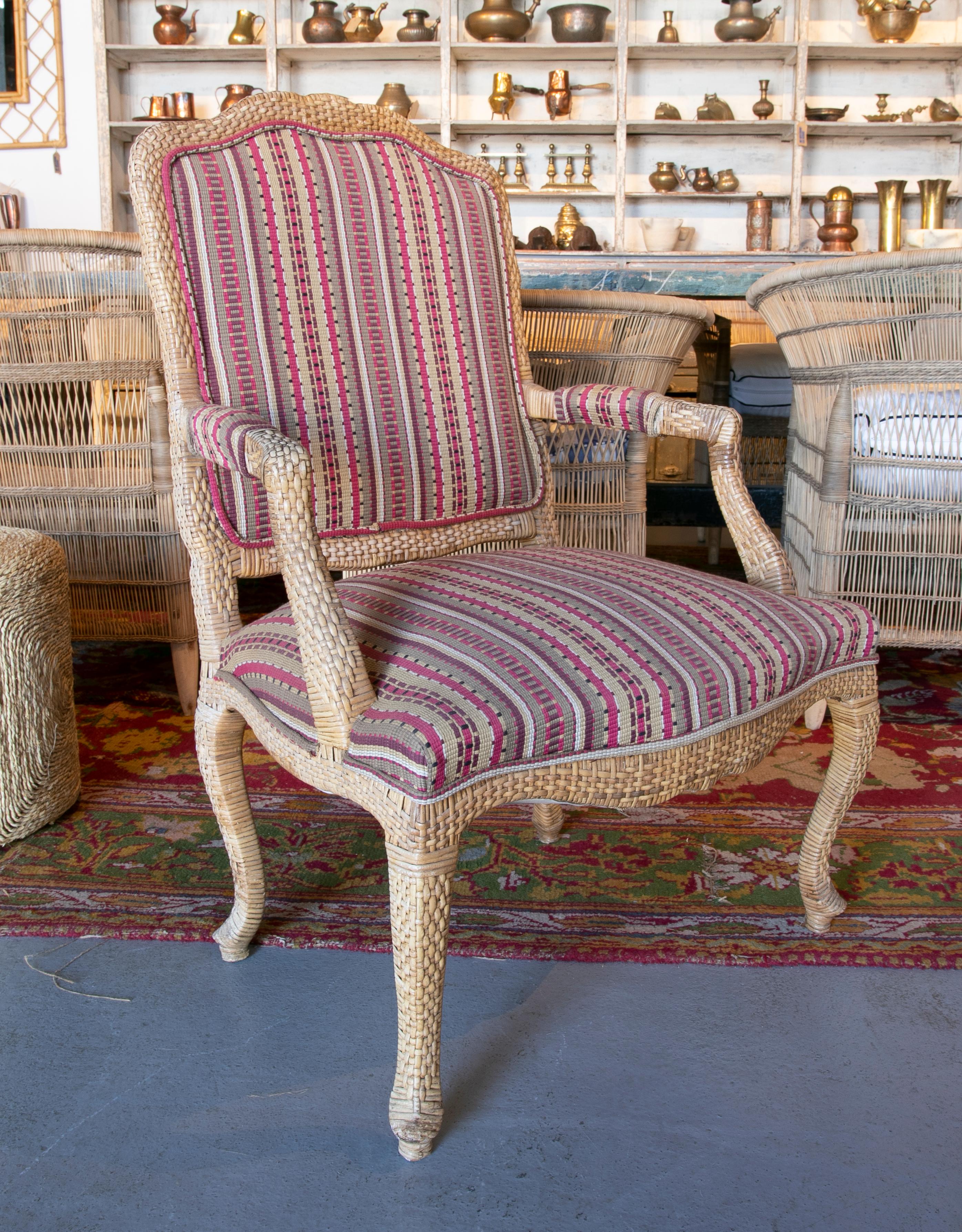 1970 Ensemble de quatre fauteuils rembourrés en bois et osier.