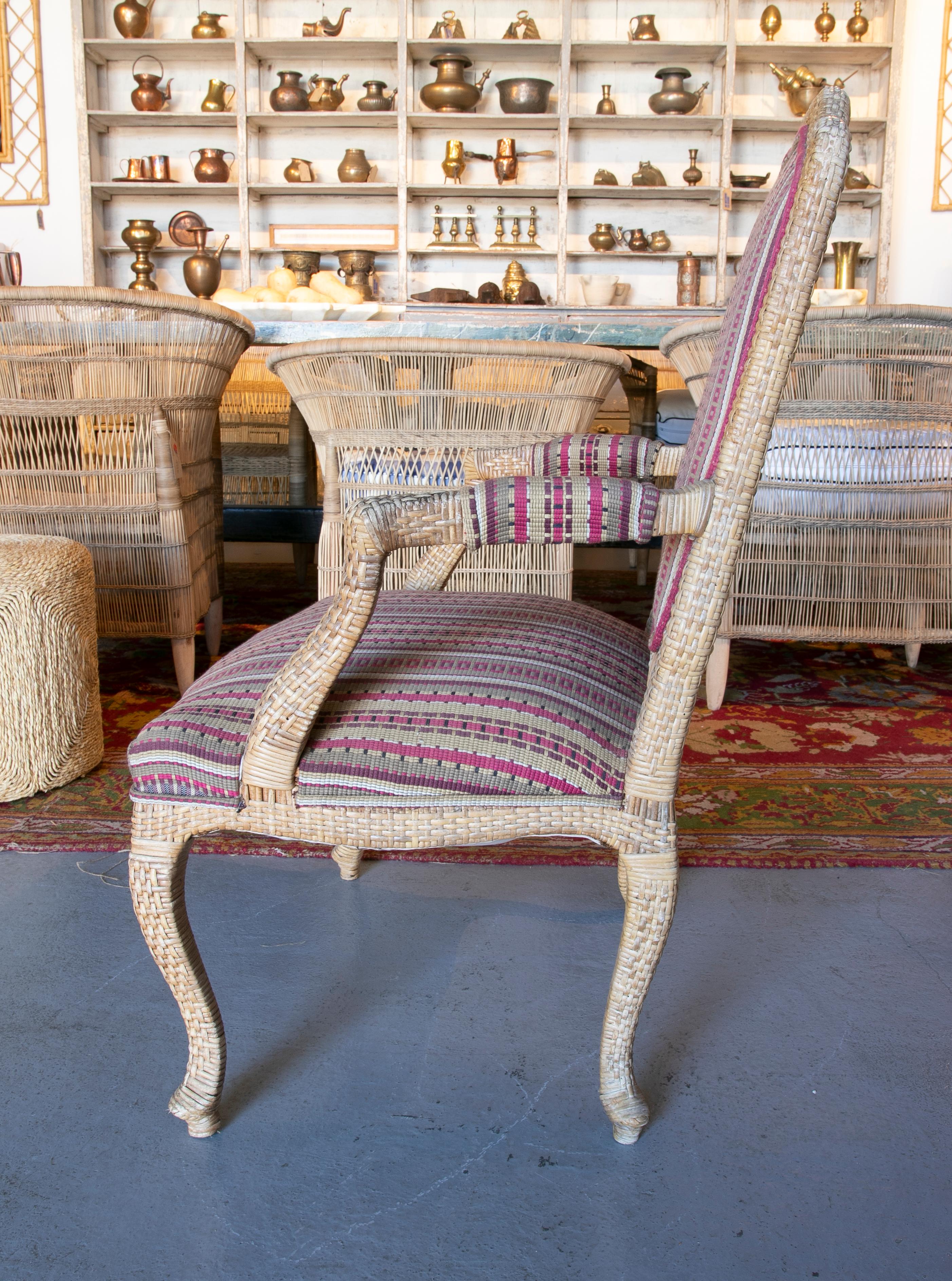 Ensemble de quatre fauteuils en bois et osier tapissés des années 1970 Bon état - En vente à Marbella, ES