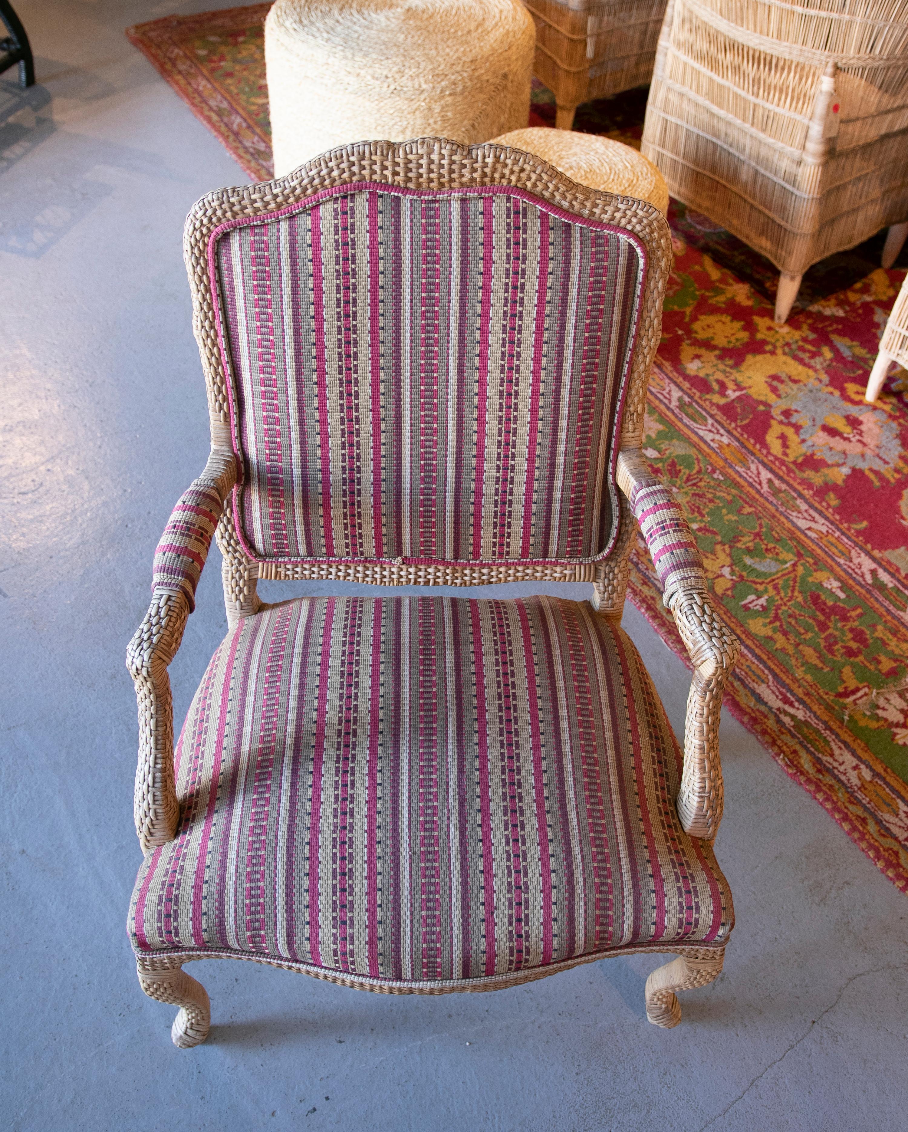 Satz von vier gepolsterten Sesseln aus Holz und Korbweide aus den 1970er Jahren (Ende des 20. Jahrhunderts) im Angebot