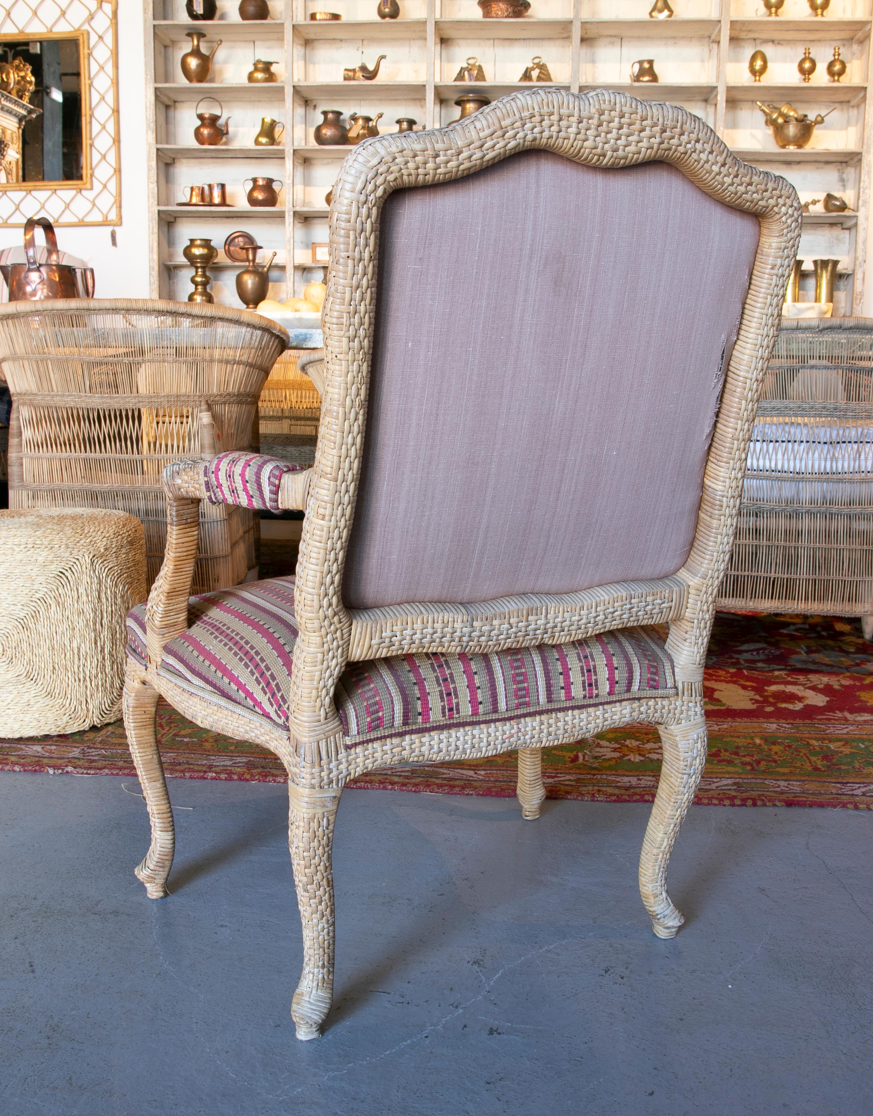 Ensemble de quatre fauteuils en bois et osier tapissés des années 1970 en vente 1