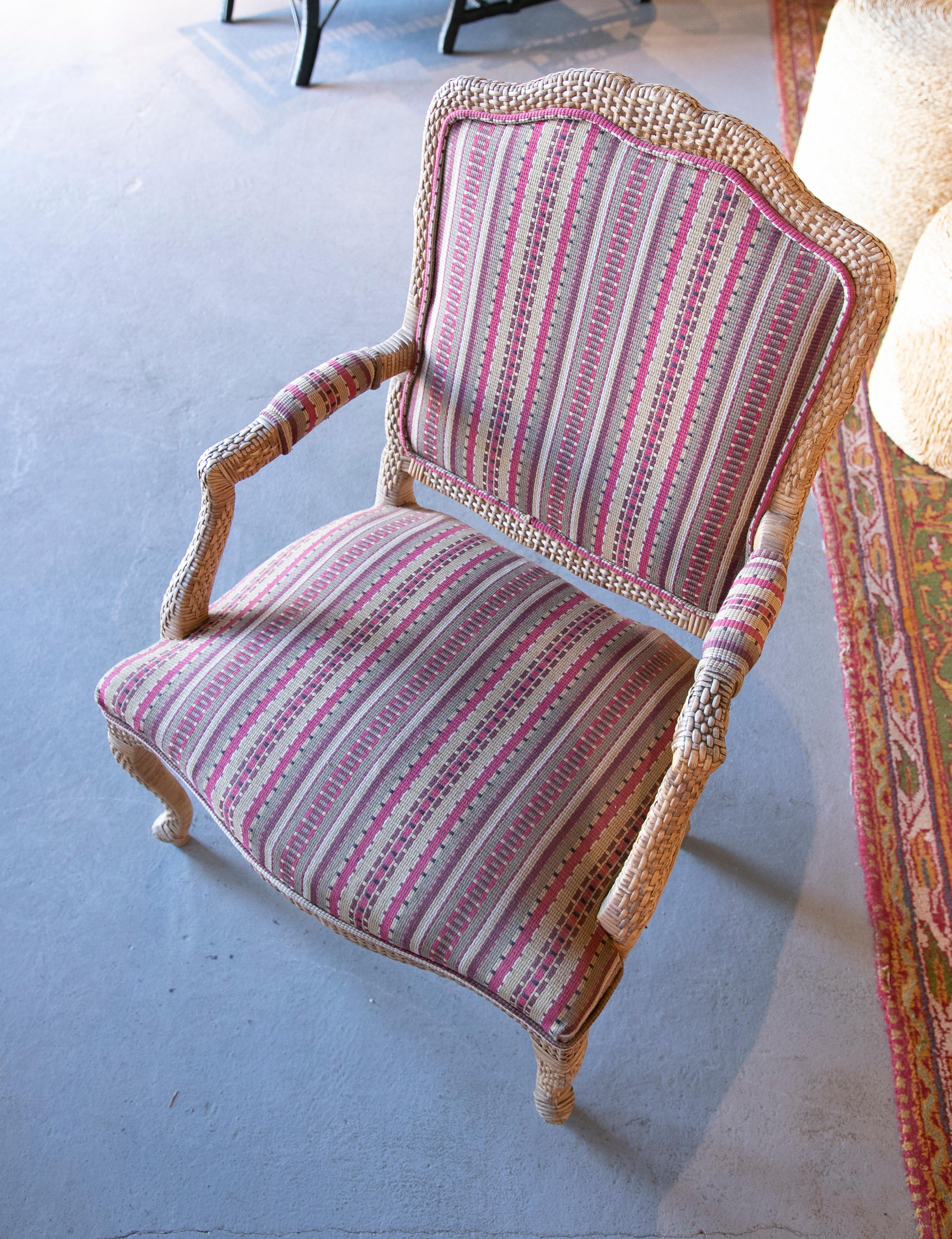 Ensemble de quatre fauteuils en bois et osier tapissés des années 1970 en vente 3