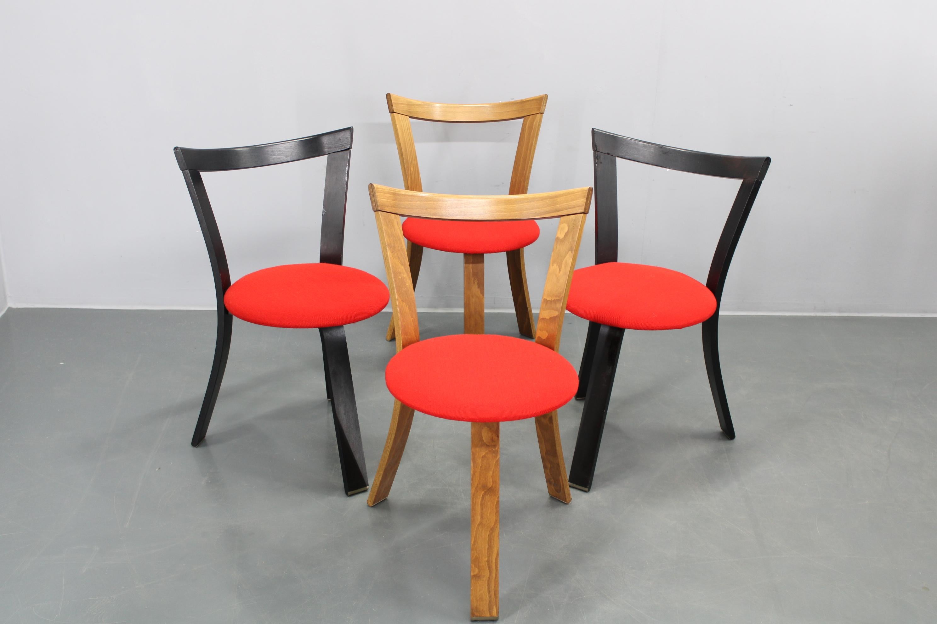 1970er Set aus vier Holzstühlen (Moderne der Mitte des Jahrhunderts) im Angebot