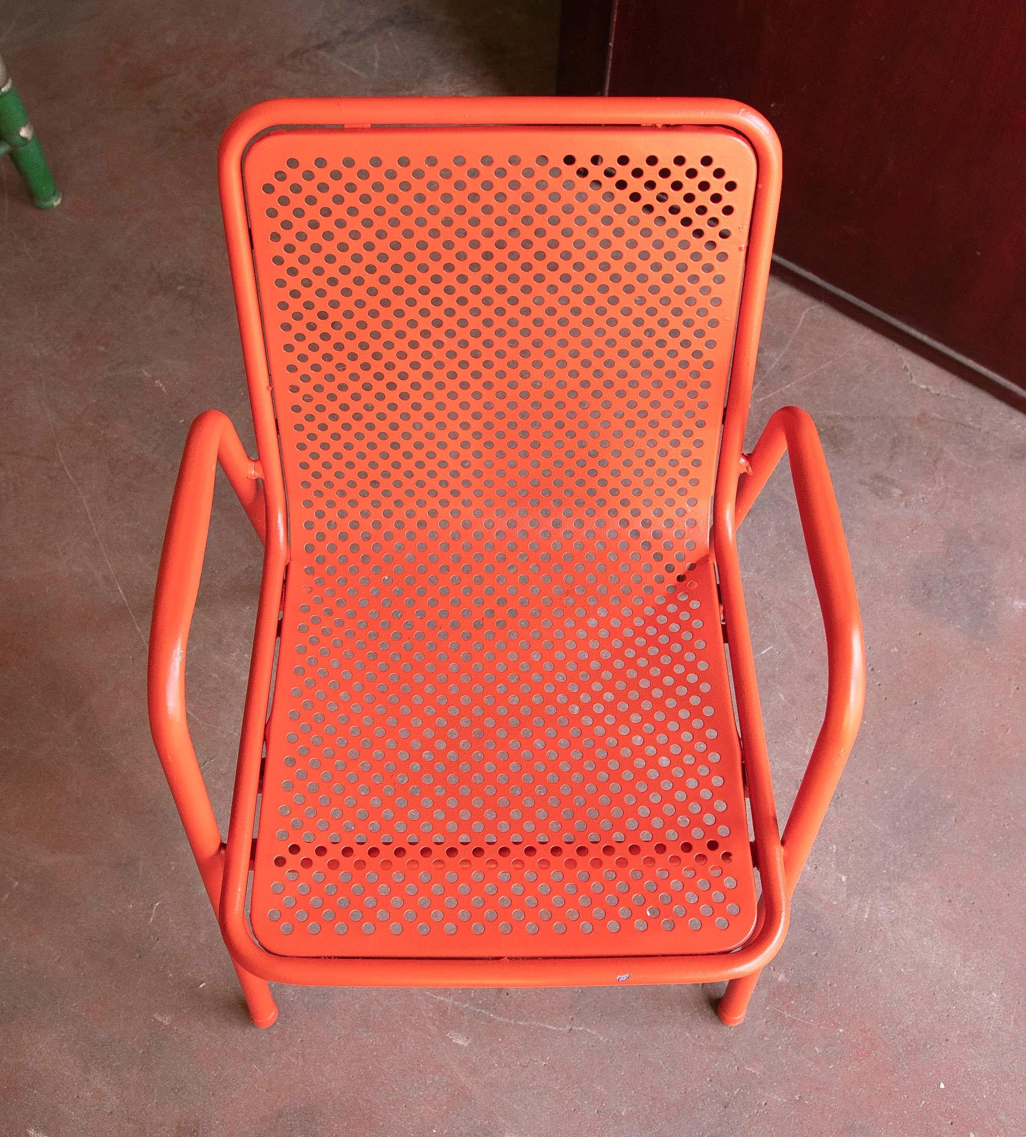 1970er Satz von vierzehn rot lackierten Gartenstühlen aus Eisen im Angebot 9