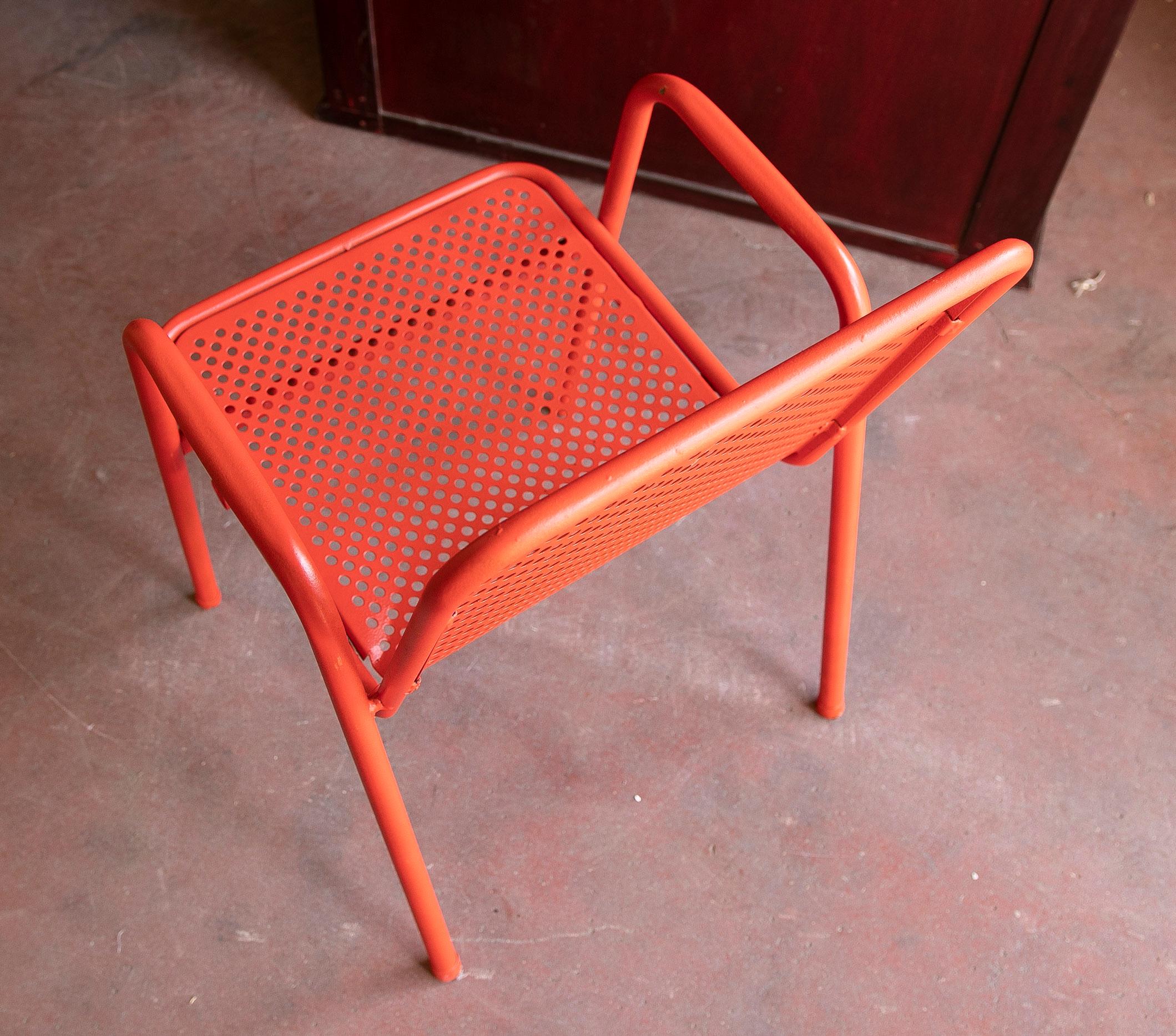 1970er Satz von vierzehn rot lackierten Gartenstühlen aus Eisen im Angebot 10