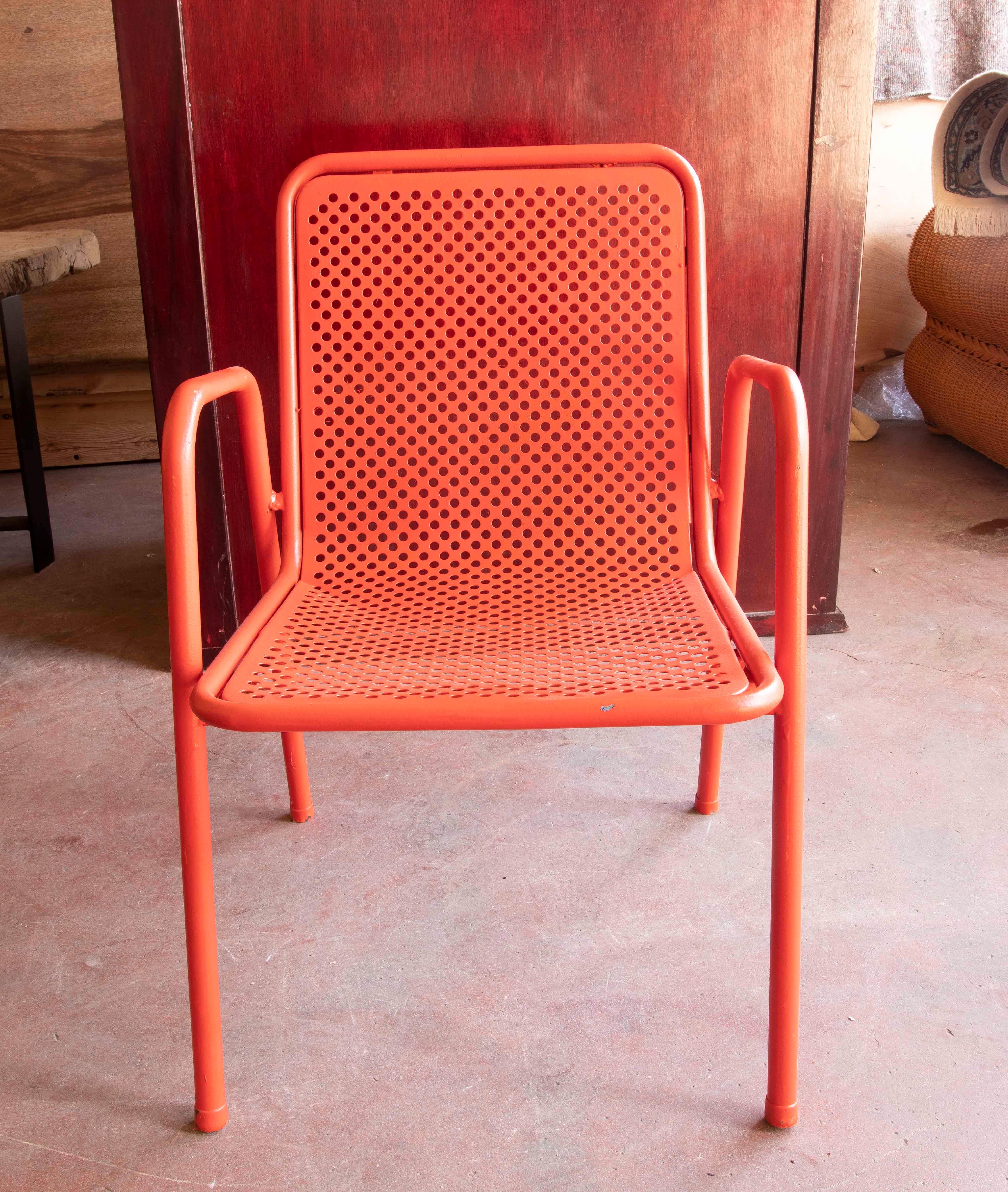 1970er Satz von vierzehn rot lackierten Gartenstühlen aus Eisen (Spanisch) im Angebot